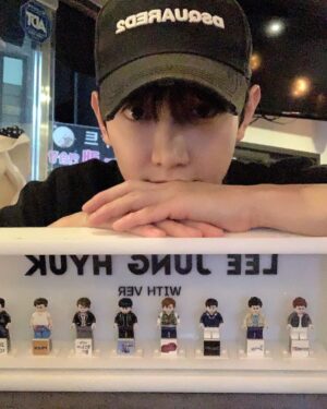 Lee Jung-hyuk Instagram - 나도 몰랐다...내가 10년이나 했다는걸..
이게 갑자기 뭐지??하고 있었는데..그래서 준거였구나...
잊지않고 챙겨준 VER❤️ 진짜 너무 고맙고 사랑한다.
지치지않고 응원해준 가족들 그리고 너희를 생각해서라도 약속했던 좋은사람,좋은배우 되도록 더 더 열심히 할께!!
오랜 시간 함께해준 동훈이형,은성이형을 비롯한 회사 식구들 한테도 너무 고맙습니다!
모두에게 앞으로 늙어 죽을때까지 배우로서 보답하겠습니다!!