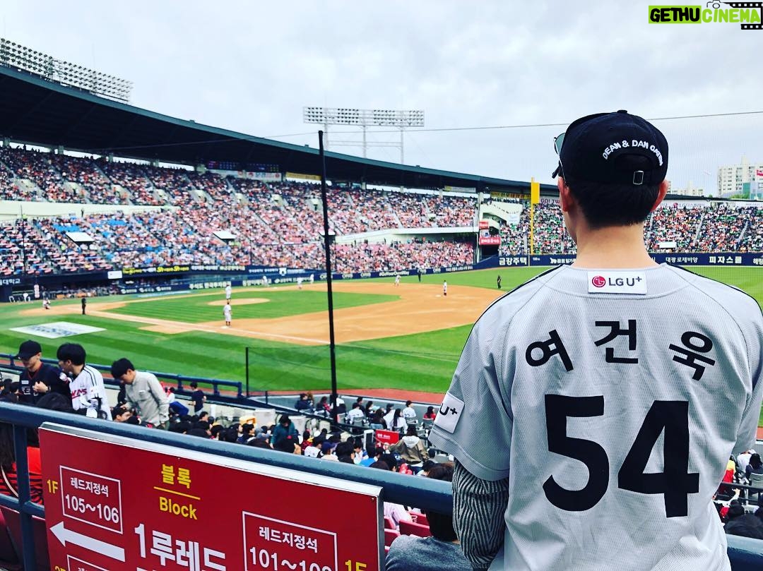 Lee Jung-hyuk Instagram - 오늘은 꼭! 이기고 돌아가리다 #엘지트윈스