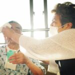 Lee Oi-soo Instagram - 안녕하세요 큰아들 한얼입니다 지난달 26일은 어머니 이버지의 결혼기념일이셨어요 76년도에 결혼을 하셨으니 올해로 45년을 함께 하셨네요 아버지가 쓰러지시기 전 두 분은 잠시 졸혼이란 이름으로 각자의 시간을 갖기도 했었는데요 아버지가 쓰러지자 가장 먼저 달려온 건 어머니셨죠 그 뒤로 어머닌 지금까지 아버지 곁을 지키고 계세요 어머니도 건강이 좋진 않으세요 당신도 여러병을 안고 있는데 아버지께 갈때면 진통제를 한웅큼 드시고 가야할 정도죠 아버지 앞에서 아픈 모습을 보여주기 싫으신 어머닌 아무렇지 않은척 아버지 앞에서 한껏 밝은 모습만 보이다 오세요 그리고 집에 돌아와서야 약기운이 떨어져 앓아 무우곤 하시죠 어머니와 아버지를 보며 부부란게 무엇인지 참 많은 생각을 하게 돼요 가족이 얼마나 소중한지도 느끼게 되고요 어머니 아버지의 결혼 45주년, 두 분에겐 좋은 일도 나쁜 일도 참 많으셨더랬죠 그 유난한 시간을 버텨내고도 함께 하고 계신 두 분이 참 대단하다는 생각밖에 안들어요 결혼기념일을 축한다는 말 보다 고생 많으셨다는 말과 함께 박수를 보내드리고 싶어요 더불어 감사하다는 말씀도요 어머니 아버지 고생 많으셨고 진심으로 감사드려요 봄은 꼭 올거에요 조금만 더 버터주세요 www.leeoisoo.com