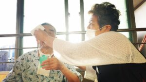 Lee Oi-soo Instagram - 안녕하세요 큰아들 한얼입니다 

지난달 26일은 어머니 이버지의 결혼기념일이셨어요 
76년도에 결혼을 하셨으니 
올해로 45년을 함께 하셨네요 

아버지가 쓰러지시기 전 두 분은 잠시
졸혼이란 이름으로 각자의 시간을 갖기도 했었는데요 
아버지가 쓰러지자 가장 먼저 달려온 건 어머니셨죠 
그 뒤로 어머닌 지금까지 아버지 곁을 지키고 계세요 

어머니도 건강이 좋진 않으세요 
당신도 여러병을 안고 있는데 
아버지께 갈때면 진통제를 한웅큼 드시고 가야할 정도죠 
아버지 앞에서 아픈 모습을 보여주기 싫으신 어머닌 
아무렇지 않은척 
아버지 앞에서 한껏 밝은 모습만 보이다 오세요 
그리고 집에 돌아와서야 약기운이 떨어져 앓아 무우곤 하시죠 

어머니와 아버지를 보며
부부란게 무엇인지 참 많은 생각을 하게 돼요 
가족이 얼마나 소중한지도 느끼게 되고요 

어머니 아버지의 결혼 45주년, 
두 분에겐 좋은 일도 나쁜 일도 참 많으셨더랬죠
그 유난한 시간을 버텨내고도 함께 하고 계신 
두 분이 참 대단하다는 생각밖에 안들어요 
결혼기념일을 축한다는 말 보다 
고생 많으셨다는 말과 함께
박수를 보내드리고 싶어요
더불어 감사하다는 말씀도요
어머니 아버지 
고생 많으셨고
진심으로 감사드려요 
봄은 꼭 올거에요 조금만 더 버터주세요

www.leeoisoo.com
