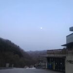 Lee Oi-soo Instagram - 저는 부처님도 믿고 예수님도 믿습니다. 스님들과도 친하게 지내는 편이고 목사님들과도 친하게 지내는 편입니다. 하지만 절간도 자주 다니지 않는 편이고 교회도 자주 다니지 않는 편입니다. 제게는 두 채의 절간과 두 채의 교회가 있습니다. 한 채는 우주라는 이름을 가진 거대한 절간과 교회고요 다른 한 채는 마음이라는 이름을 가진 조그만 절간과 교회입니다. 저는 부처님의 가르침을 달달 외우는 사람은 못 되더라도 부처님의 가르침을 실천하면서 살아가는 사람이 되고 싶습니다. 예수님의 가르침도 마찬가지입니다. 무엇보다 실천이 중요합니다. 부처님도 예수님도 무엇이든 받기 위해 믿으면 마귀를 즐겁게 만들고 주기 위해 믿으면 천사를 즐겁게 만들어 주지요. 물론 기도를 많이 하는 쪽이 기도를 적게 하는 쪽보다 신앙심이 깊다고 생각하시겠지만 시도 때도 없이 만 연발하면 되겠습니까. 저는 최선을 다 해보고 안 될 때만 기도를 합니다.