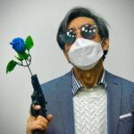 Lee Oi-soo Instagram - 대한민국의 언론은 이제 쓰레기보다 못한 가치를 지닌 상태로 전락해 버렸습니다. 그래도 쓰레기는 인간의 편리성과 필요성을 다 수행하고 쓰레기가 됩니다. 하지만 지금의 대한민국 언론은 오히려 쓰레기가 자기들을 모독하지 말라고 버럭 화를 낼 지경입니다. 영국 옥스포드 대학교 부설 발표에 따르면 조사 대상 38개국 중 신뢰도가 4년 연속 최하위로 집계되었습니다. 이것은 대한민국 언론이 객관적인 시각에서 쓰레기보다 못한 가치를 지닌 매체로 판명되었다는 뜻입니다. 지금 대한민국은 코로나19 사태로 큰 위기를 겪고 있는 중입니다. 이런 때일수록 언론의 순기능적 역할이 필요합니다. 그런데도 현실적으로 대한민국은 쓰레기 언론들이 남발하는 가짜 뉴스들 때문에 적지 않은 곤경에 빠지곤 합니다. 가짜 뉴스들을 사이비 종교들이 내세우는 교리처럼 신봉하고 대통령을 비난하거나 현정부를 폄훼하는 부류들이 체제 전복을 의도하거나 사회 혼란을 부추기고 있습니다. 한마디로 국가존립을 위협하고 사회안정을 위협하는 망국적 행위입니다. 그들의 배후에는 필시 부패 정치 세력들이 도사리고 있습니다. 똑같은 논지와 똑같은 행동과 똑같은 악습들이 그 사실을 입증합니다. 지각이 있는 사람이라면 이제 그만 속을 때도 되지 않았습니까. 우리가 벌레나 짐승입니까. 아니면 돌멩이나 쇳덩이입니까. 왜 같은 수법에 계속 속아야 하는 겁니까. 당신들 생각만 하면서 살지 말고 국가와 민족도 생각하면서 살아갑시다. 코로나는 코리아를 이길 수 없습니다. 정신을 차립시다. 힘을 냅시다. 존버. #불현듯살아야겠다고중얼거렸다금세기최고의시정잡배이외수금세기최고의뻘소리모음.