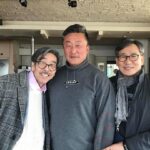 Lee Oi-soo Instagram - 코로나19에 막혀 일상은 정지상태인데 시계바늘은 거리낌 없이 제 임무를 수행하고 있습니다. 벌써 3월인가 싶었는데 어느새 3월 하고도 7일. 토요일이지만 이외수 문학관은 잠정적으로 휴관을 선언한 상태입니다 따라서 방문객들의 발길도 끊어진 상태입니다. 그래도 오랜 독자들이나 제자들의 발길이 끊이지 않습니다. 가족을 동반하는 경우도 있고 혼자 오시는 경우도 있습니다. 여기가 어딥니까. 화천하고도 상서면 다목리 감성마을. 첩첩산중에 구절양장, 험난하기 짝이 없는 산길을 몇 시간이나 헤매야 비로소 당도할 수 있는 장소입니다. 모처럼 작정하고 오신 분들인데 헛걸음을 시켜 드릴 드릴 수야 있나요. 문학관을 관람시켜 드립니다. 코로나19 확진자가 일부러 저를 만나러 오실 리는 없고요, 화천은 현재까지 확진자가 발견되지 않은 상태입니다. 절대로 감성마을에 오시라는 뜻으로 올리는 글이 아닙니다. 나라 전체가 어려움을 겪고 있습니다. 이런 상황에서 저를 찾아 오시는 이유가 있을 거라는 생각 때문에 저로서는 방문을 거부할 수가 없습니다. 저는 면역력이 극도로 약화되어 있는 상태입니다. 오래도록 결핵을 앓았던 병력도 가지고 있습니다. 오로지 정신력이 밑천입니다. 존버정신 하나로 버티고 있는 중입니다. 각별히 조심은 하고 있습니다. 사람을 만날 때도 가급적이면 안전한 거리를 유지합니다. 상대편에게 양해를 구한 다음 대부분 악수도 생략합니다. 반드시 마스크도 착용합니다. 손도 자주 씻습니다. 그래도 감염된다면 운명이려니 하겠습니다. 어려움을 조금이라도 덜어 주려고 서로를 격려해 주시는 국민 여러분, 불철주야 방역과 치료에 전념하시는 관계 공무원 여러분, 날마다 정확한 정보를 전달하기에 여념이 없으신 언론인(기레기는 꺼져 주셈) 여러분. 사랑합니다. 감사합니다. 존버.