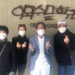 Lee Oi-soo Instagram - 코로나19에 막혀 일상은 정지상태인데 시계바늘은 거리낌 없이 제 임무를 수행하고 있습니다. 벌써 3월인가 싶었는데 어느새 3월 하고도 7일. 토요일이지만 이외수 문학관은 잠정적으로 휴관을 선언한 상태입니다 따라서 방문객들의 발길도 끊어진 상태입니다. 그래도 오랜 독자들이나 제자들의 발길이 끊이지 않습니다. 가족을 동반하는 경우도 있고 혼자 오시는 경우도 있습니다. 여기가 어딥니까. 화천하고도 상서면 다목리 감성마을. 첩첩산중에 구절양장, 험난하기 짝이 없는 산길을 몇 시간이나 헤매야 비로소 당도할 수 있는 장소입니다. 모처럼 작정하고 오신 분들인데 헛걸음을 시켜 드릴 드릴 수야 있나요. 문학관을 관람시켜 드립니다. 코로나19 확진자가 일부러 저를 만나러 오실 리는 없고요, 화천은 현재까지 확진자가 발견되지 않은 상태입니다. 절대로 감성마을에 오시라는 뜻으로 올리는 글이 아닙니다. 나라 전체가 어려움을 겪고 있습니다. 이런 상황에서 저를 찾아 오시는 이유가 있을 거라는 생각 때문에 저로서는 방문을 거부할 수가 없습니다. 저는 면역력이 극도로 약화되어 있는 상태입니다. 오래도록 결핵을 앓았던 병력도 가지고 있습니다. 오로지 정신력이 밑천입니다. 존버정신 하나로 버티고 있는 중입니다. 각별히 조심은 하고 있습니다. 사람을 만날 때도 가급적이면 안전한 거리를 유지합니다. 상대편에게 양해를 구한 다음 대부분 악수도 생략합니다. 반드시 마스크도 착용합니다. 손도 자주 씻습니다. 그래도 감염된다면 운명이려니 하겠습니다. 어려움을 조금이라도 덜어 주려고 서로를 격려해 주시는 국민 여러분, 불철주야 방역과 치료에 전념하시는 관계 공무원 여러분, 날마다 정확한 정보를 전달하기에 여념이 없으신 언론인(기레기는 꺼져 주셈) 여러분. 사랑합니다. 감사합니다. 존버.