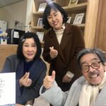 Lee Oi-soo Instagram - 코로나19에 막혀 일상은 정지상태인데 시계바늘은 거리낌 없이 제 임무를 수행하고 있습니다. 벌써 3월인가 싶었는데 어느새 3월 하고도 7일. 토요일이지만 이외수 문학관은 잠정적으로 휴관을 선언한 상태입니다 따라서 방문객들의 발길도 끊어진 상태입니다. 그래도 오랜 독자들이나 제자들의 발길이 끊이지 않습니다. 가족을 동반하는 경우도 있고 혼자 오시는 경우도 있습니다. 여기가 어딥니까. 화천하고도 상서면 다목리 감성마을. 첩첩산중에 구절양장, 험난하기 짝이 없는 산길을 몇 시간이나 헤매야 비로소 당도할 수 있는 장소입니다. 모처럼 작정하고 오신 분들인데 헛걸음을 시켜 드릴 드릴 수야 있나요. 문학관을 관람시켜 드립니다. 코로나19 확진자가 일부러 저를 만나러 오실 리는 없고요, 화천은 현재까지 확진자가 발견되지 않은 상태입니다. 절대로 감성마을에 오시라는 뜻으로 올리는 글이 아닙니다. 나라 전체가 어려움을 겪고 있습니다. 이런 상황에서 저를 찾아 오시는 이유가 있을 거라는 생각 때문에 저로서는 방문을 거부할 수가 없습니다. 저는 면역력이 극도로 약화되어 있는 상태입니다. 오래도록 결핵을 앓았던 병력도 가지고 있습니다. 오로지 정신력이 밑천입니다. 존버정신 하나로 버티고 있는 중입니다. 각별히 조심은 하고 있습니다. 사람을 만날 때도 가급적이면 안전한 거리를 유지합니다. 상대편에게 양해를 구한 다음 대부분 악수도 생략합니다. 반드시 마스크도 착용합니다. 손도 자주 씻습니다. 그래도 감염된다면 운명이려니 하겠습니다. 어려움을 조금이라도 덜어 주려고 서로를 격려해 주시는 국민 여러분, 불철주야 방역과 치료에 전념하시는 관계 공무원 여러분, 날마다 정확한 정보를 전달하기에 여념이 없으신 언론인(기레기는 꺼져 주셈) 여러분. 사랑합니다. 감사합니다. 존버.