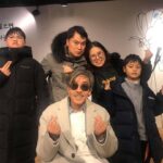 Lee Oi-soo Instagram - 코로나19에 막혀 일상은 정지상태인데 시계바늘은 거리낌 없이 제 임무를 수행하고 있습니다. 벌써 3월인가 싶었는데 어느새 3월 하고도 7일. 토요일이지만 이외수 문학관은 잠정적으로 휴관을 선언한 상태입니다 따라서 방문객들의 발길도 끊어진 상태입니다. 그래도 오랜 독자들이나 제자들의 발길이 끊이지 않습니다. 가족을 동반하는 경우도 있고 혼자 오시는 경우도 있습니다. 여기가 어딥니까. 화천하고도 상서면 다목리 감성마을. 첩첩산중에 구절양장, 험난하기 짝이 없는 산길을 몇 시간이나 헤매야 비로소 당도할 수 있는 장소입니다. 모처럼 작정하고 오신 분들인데 헛걸음을 시켜 드릴 드릴 수야 있나요. 문학관을 관람시켜 드립니다. 코로나19 확진자가 일부러 저를 만나러 오실 리는 없고요, 화천은 현재까지 확진자가 발견되지 않은 상태입니다. 절대로 감성마을에 오시라는 뜻으로 올리는 글이 아닙니다. 나라 전체가 어려움을 겪고 있습니다. 이런 상황에서 저를 찾아 오시는 이유가 있을 거라는 생각 때문에 저로서는 방문을 거부할 수가 없습니다. 저는 면역력이 극도로 약화되어 있는 상태입니다. 오래도록 결핵을 앓았던 병력도 가지고 있습니다. 오로지 정신력이 밑천입니다. 존버정신 하나로 버티고 있는 중입니다. 각별히 조심은 하고 있습니다. 사람을 만날 때도 가급적이면 안전한 거리를 유지합니다. 상대편에게 양해를 구한 다음 대부분 악수도 생략합니다. 반드시 마스크도 착용합니다. 손도 자주 씻습니다. 그래도 감염된다면 운명이려니 하겠습니다. 어려움을 조금이라도 덜어 주려고 서로를 격려해 주시는 국민 여러분, 불철주야 방역과 치료에 전념하시는 관계 공무원 여러분, 날마다 정확한 정보를 전달하기에 여념이 없으신 언론인(기레기는 꺼져 주셈) 여러분. 사랑합니다. 감사합니다. 존버.