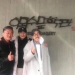 Lee Oi-soo Instagram - 코로나19에 막혀 일상은 정지상태인데 시계바늘은 거리낌 없이 제 임무를 수행하고 있습니다. 벌써 3월인가 싶었는데 어느새 3월 하고도 7일. 토요일이지만 이외수 문학관은 잠정적으로 휴관을 선언한 상태입니다 따라서 방문객들의 발길도 끊어진 상태입니다. 그래도 오랜 독자들이나 제자들의 발길이 끊이지 않습니다. 가족을 동반하는 경우도 있고 혼자 오시는 경우도 있습니다. 여기가 어딥니까. 화천하고도 상서면 다목리 감성마을. 첩첩산중에 구절양장, 험난하기 짝이 없는 산길을 몇 시간이나 헤매야 비로소 당도할 수 있는 장소입니다. 모처럼 작정하고 오신 분들인데 헛걸음을 시켜 드릴 드릴 수야 있나요. 문학관을 관람시켜 드립니다. 코로나19 확진자가 일부러 저를 만나러 오실 리는 없고요, 화천은 현재까지 확진자가 발견되지 않은 상태입니다. 절대로 감성마을에 오시라는 뜻으로 올리는 글이 아닙니다. 나라 전체가 어려움을 겪고 있습니다. 이런 상황에서 저를 찾아 오시는 이유가 있을 거라는 생각 때문에 저로서는 방문을 거부할 수가 없습니다. 저는 면역력이 극도로 약화되어 있는 상태입니다. 오래도록 결핵을 앓았던 병력도 가지고 있습니다. 오로지 정신력이 밑천입니다. 존버정신 하나로 버티고 있는 중입니다. 각별히 조심은 하고 있습니다. 사람을 만날 때도 가급적이면 안전한 거리를 유지합니다. 상대편에게 양해를 구한 다음 대부분 악수도 생략합니다. 반드시 마스크도 착용합니다. 손도 자주 씻습니다. 그래도 감염된다면 운명이려니 하겠습니다. 어려움을 조금이라도 덜어 주려고 서로를 격려해 주시는 국민 여러분, 불철주야 방역과 치료에 전념하시는 관계 공무원 여러분, 날마다 정확한 정보를 전달하기에 여념이 없으신 언론인(기레기는 꺼져 주셈) 여러분. 사랑합니다. 감사합니다. 존버.