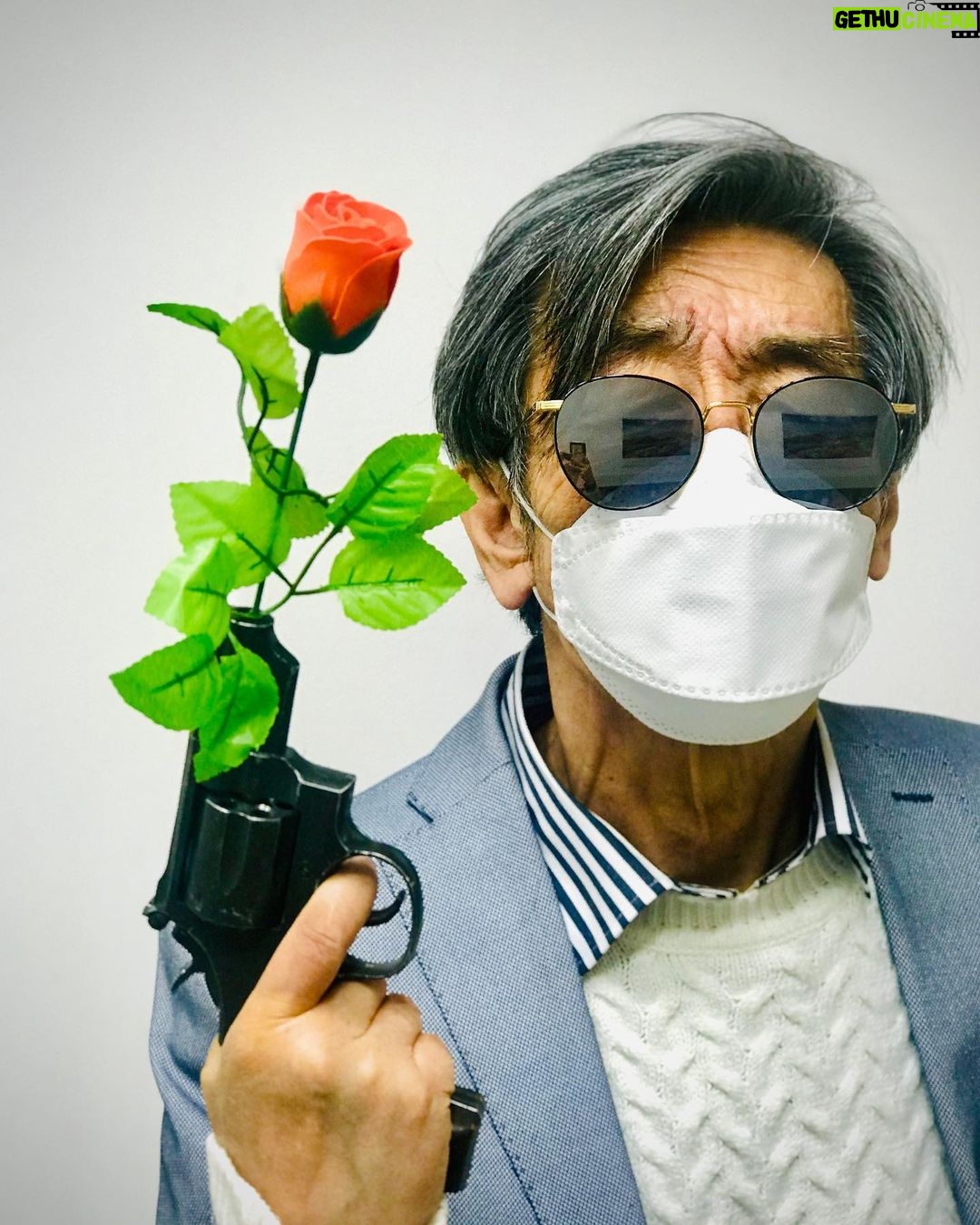 Lee Oi-soo Instagram - 돈에 팔려간 정의는 이미 진정한 정의가 아니다. 때로는 거래가 성립되는 순간 불의로 전락해 버릴 수도 있다. #불현듯살아야겠다고중얼거렸다금세기최고의시정잡배이외수금세기최고의뻘소리모음.