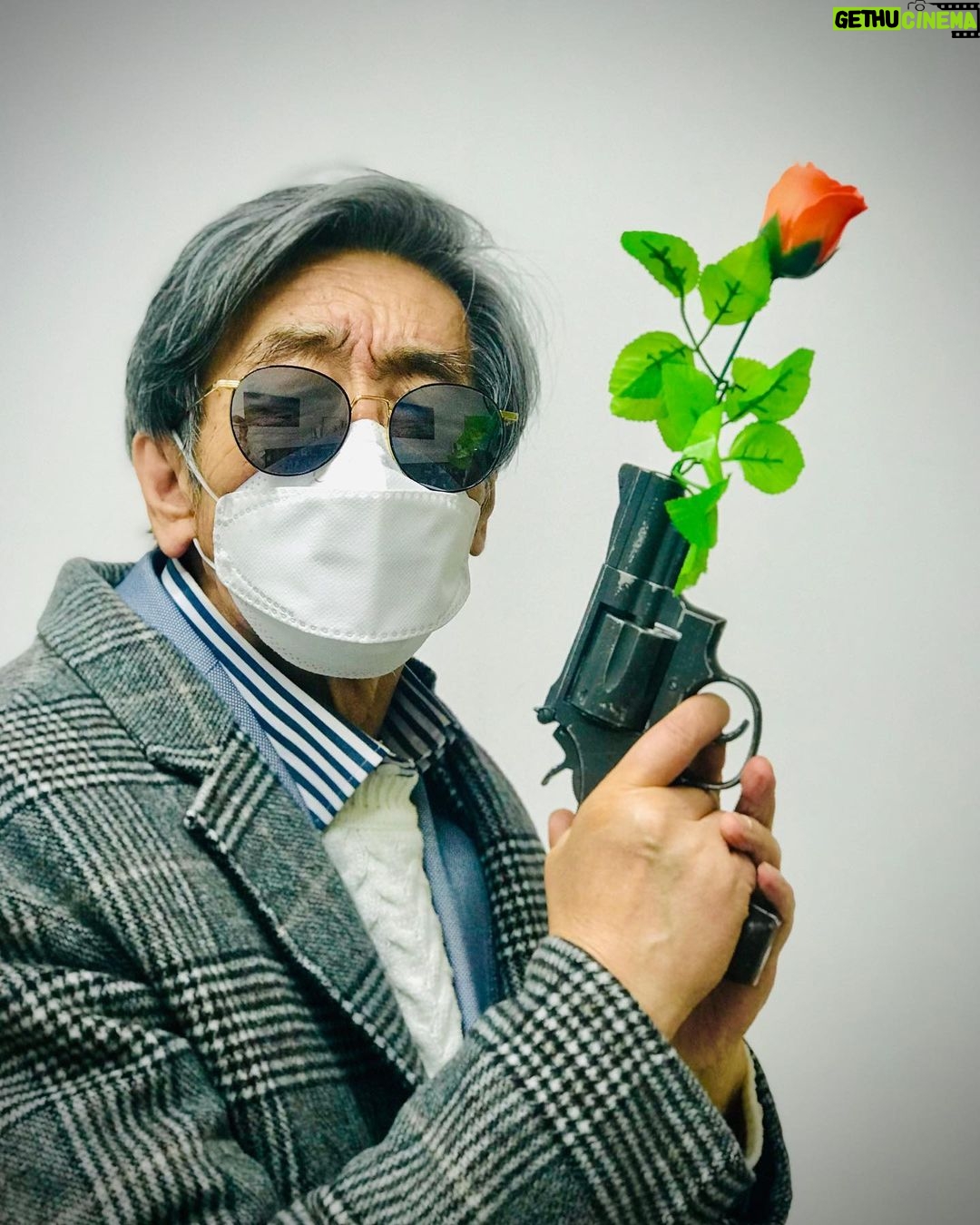 Lee Oi-soo Instagram - 돈에 팔려간 정의는 이미 진정한 정의가 아니다. 때로는 거래가 성립되는 순간 불의로 전락해 버릴 수도 있다. #불현듯살아야겠다고중얼거렸다금세기최고의시정잡배이외수금세기최고의뻘소리모음.