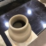 Lee Oi-soo Instagram - 모월공방에서 물레와 씨름을 하다가 집필실로 들어와 보니 카스토리채널의 담벼락에 어떤 무뇌충이 싸질러 놓은 오물이 가득하군요. 악취와 원성이 하늘을 찌를 듯 합니다. 제자들은 말합니다. 선생님은 인기짱이라고. 아무튼 요즘은 인기도 인기지만 가지 많은 나무에 바람 잘 날이 없습니다. 하지만 어쩌겠습니까. 어떤 현자가 말씀하시기를 저는 아스팔트를 걸어가도 먼지를 일으키는 사람이랍니다. 언제 어디서나 구설에 휘말리는 팔자라는 거지요. 까짓거 짐승이나 벌레들은 때와 장소를 가리지 않고 인간 세상에도 출몰하니까 대수롭지 않습니다. 저는 발견 즉시 청소년 유해물로 간주해서 사뿐히 즈려밟아 버렸습니다. 흔히 인간 이하의 동물들이 나타내 보이는 특질 중의 하나가 잘못을 저지르고도 전혀 부끄러움이나 죄스러움을 느낄 줄 모른다는 사실입니다. 부끄러움이나 죄스러움을 느낄 줄 모르기 때문에 자신이 짐승이나 벌레 취급을 당해도 반성하거나 후회하거나 개선할 여지가 없습니다. 정상적인 인격을 가지신 분들의 측은지심이나 분노폭발은 오히려 인간이하의 동물들에게 기쁨과 보람을 안겨 주게 됩니다. 그러면 어떻게 대처해야 할까요. 개무시나 급박멸이 정답입니다. 써글.