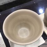 Lee Oi-soo Instagram - 모월공방에서 물레와 씨름을 하다가 집필실로 들어와 보니 카스토리채널의 담벼락에 어떤 무뇌충이 싸질러 놓은 오물이 가득하군요. 악취와 원성이 하늘을 찌를 듯 합니다. 제자들은 말합니다. 선생님은 인기짱이라고. 아무튼 요즘은 인기도 인기지만 가지 많은 나무에 바람 잘 날이 없습니다. 하지만 어쩌겠습니까. 어떤 현자가 말씀하시기를 저는 아스팔트를 걸어가도 먼지를 일으키는 사람이랍니다. 언제 어디서나 구설에 휘말리는 팔자라는 거지요. 까짓거 짐승이나 벌레들은 때와 장소를 가리지 않고 인간 세상에도 출몰하니까 대수롭지 않습니다. 저는 발견 즉시 청소년 유해물로 간주해서 사뿐히 즈려밟아 버렸습니다. 흔히 인간 이하의 동물들이 나타내 보이는 특질 중의 하나가 잘못을 저지르고도 전혀 부끄러움이나 죄스러움을 느낄 줄 모른다는 사실입니다. 부끄러움이나 죄스러움을 느낄 줄 모르기 때문에 자신이 짐승이나 벌레 취급을 당해도 반성하거나 후회하거나 개선할 여지가 없습니다. 정상적인 인격을 가지신 분들의 측은지심이나 분노폭발은 오히려 인간이하의 동물들에게 기쁨과 보람을 안겨 주게 됩니다. 그러면 어떻게 대처해야 할까요. 개무시나 급박멸이 정답입니다. 써글.