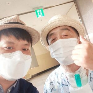 Lee Oi-soo Instagram - 안녕하세요 
이외수 작가 큰아들 한얼입니다 
한가위를 맞아 아버지 근황 전해드립니다~

아버지께선 아직 재활병원에서 재활치료 중에 계세요
예전보다 의식도 눈빛도 많이 좋아지셨습니다
다만 아직까지도 다른 사람의 도움 없인 아무것도 할 수 없는 상태시긴 합니다
연하장애가 나아지질 않아 콧줄 식사와 석션을 떼어내지 못하고 있거든요
얼마전엔 감기까지 와서 기력도 급격히 쇠해지셨네요 
 
재활이란게 참 지난한 일인 것 같습니다 
기다리는 우리도 힘든데 
당신은 얼마나 힘드실까 싶어요 
열심히 하는 것 같은데 나아지는 건 없고
내가 왜 이렇게 되었나 속도 많이 상하실테죠

오늘은 아버지와 약속을 하고 왔어요 
아버지가 보고 싶다고, 
조금만 더 하고 집으로 가자고 
올해 안엔 집으로 돌아갈 수 있도록
아버지도 저희도 끝까지 버텨내기로 약속을 했습니다 
오늘은 한가위이자 아버지의 생신 날입니다 
케잌 하나 없이 공허한 병원 복도에서 
생일 축하 노래를 불러드려야 했지만 
마음만큼은 단단하게 다짐을 했던 날입니다 
아버지와 함께 사진을 통해 그 메세지를 대신 전합니다

여러분 모두 풍요로운 달빛처럼
풍성한 한가위 보내시길 바라며
힘든 시기를 겪고 있는 여러분들께는 
오늘밤 보름달이 기적처럼 소망을 이루어주길 바래봅니다

감사합니다!