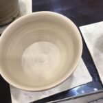 Lee Oi-soo Instagram - 모월공방에서 물레와 씨름을 하다가 집필실로 들어와 보니 카스토리채널의 담벼락에 어떤 무뇌충이 싸질러 놓은 오물이 가득하군요. 악취와 원성이 하늘을 찌를 듯 합니다. 제자들은 말합니다. 선생님은 인기짱이라고. 아무튼 요즘은 인기도 인기지만 가지 많은 나무에 바람 잘 날이 없습니다. 하지만 어쩌겠습니까. 어떤 현자가 말씀하시기를 저는 아스팔트를 걸어가도 먼지를 일으키는 사람이랍니다. 언제 어디서나 구설에 휘말리는 팔자라는 거지요. 까짓거 짐승이나 벌레들은 때와 장소를 가리지 않고 인간 세상에도 출몰하니까 대수롭지 않습니다. 저는 발견 즉시 청소년 유해물로 간주해서 사뿐히 즈려밟아 버렸습니다. 흔히 인간 이하의 동물들이 나타내 보이는 특질 중의 하나가 잘못을 저지르고도 전혀 부끄러움이나 죄스러움을 느낄 줄 모른다는 사실입니다. 부끄러움이나 죄스러움을 느낄 줄 모르기 때문에 자신이 짐승이나 벌레 취급을 당해도 반성하거나 후회하거나 개선할 여지가 없습니다. 정상적인 인격을 가지신 분들의 측은지심이나 분노폭발은 오히려 인간이하의 동물들에게 기쁨과 보람을 안겨 주게 됩니다. 그러면 어떻게 대처해야 할까요. 개무시나 급박멸이 정답입니다. 써글.