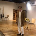 Lee Oi-soo Instagram - 모월공방에서 물레와 씨름을 하다가 집필실로 들어와 보니 카스토리채널의 담벼락에 어떤 무뇌충이 싸질러 놓은 오물이 가득하군요. 악취와 원성이 하늘을 찌를 듯 합니다. 제자들은 말합니다. 선생님은 인기짱이라고. 아무튼 요즘은 인기도 인기지만 가지 많은 나무에 바람 잘 날이 없습니다. 하지만 어쩌겠습니까. 어떤 현자가 말씀하시기를 저는 아스팔트를 걸어가도 먼지를 일으키는 사람이랍니다. 언제 어디서나 구설에 휘말리는 팔자라는 거지요. 까짓거 짐승이나 벌레들은 때와 장소를 가리지 않고 인간 세상에도 출몰하니까 대수롭지 않습니다. 저는 발견 즉시 청소년 유해물로 간주해서 사뿐히 즈려밟아 버렸습니다. 흔히 인간 이하의 동물들이 나타내 보이는 특질 중의 하나가 잘못을 저지르고도 전혀 부끄러움이나 죄스러움을 느낄 줄 모른다는 사실입니다. 부끄러움이나 죄스러움을 느낄 줄 모르기 때문에 자신이 짐승이나 벌레 취급을 당해도 반성하거나 후회하거나 개선할 여지가 없습니다. 정상적인 인격을 가지신 분들의 측은지심이나 분노폭발은 오히려 인간이하의 동물들에게 기쁨과 보람을 안겨 주게 됩니다. 그러면 어떻게 대처해야 할까요. 개무시나 급박멸이 정답입니다. 써글.