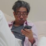 Lee Oi-soo Instagram - 저는 기회만 되면, 기본적으로 인간이 물질적인 요소와 정신적인 요소와 영적인 요소로 이루어져 있다고 고장난 녹음기처럼 같은 말을 되풀이해 온 경력을 가지고 있습니다. 그러면서도 저는 정작 정신적인 요소와 영적인 요소만을 중시해서 물질적인 요소를 소홀히 할 때가 많았습니다. 그래서 가끔 몸이 고장나서 곤욕을 치르기도 합니다. 대개 인사불성으로 술을 마셨을 경우 몸이 만신창이가 되어 며칠씩 드러누운 채로 방바닥을 굴러다니며 고통스러워 합니다. 저를 잘 아시는 분들은 제가 남다른 집중력과 의지력을 가지고 있다는 말을 자주합니다. 하지만 술만은 예외입니다. 담배는 과감하게 끊었는데 술은 도저히 끊을 수가 없습니다. 물론 몸이 아플 때는 어쩔 수 없이 술잔을 멀리하게 되지만 좀 회복되면 무슨 이유로든 술을 마시고야 맙니다. 아마도 제 육신 어딘가에 술귀신이 숨어 있다가 틈만 나면 결심을 약화시켜 버리는지도 모릅니다. 인류사 이래로 물에 빠져 죽은 사람보다는 술에 빠져 죽은 사람이 훨씬 많다는 설도 있지만 술도 코로나19를 능가할 정도로 무서운 존재라는 생각을 해 봅니다. 그런데 저는 왜 몸이 아플 때만 그 사실을 자각하게 될까요. 아무튼 요즘들어 건강이 좋지 않아 술을 멀리하고는 있습니다. 술을 멀리하는 대신 노래를 가까이하고 있습니다. 노래를 가까이 하면서 폐기능이 무척 좋아졌다는 진단을 받기도 했습니다. 그런데, 이리 가면 파출소, 저리 가면 경찰서, 노래를 부르면 부쩍 술이 땡깁니다. 이때는 술이 당기는 것이 아니라 분명히 땡기는 것입니다. 제 인생은 언제나 진퇴양난, 사면초가. 바둑으로 말하면 축몰이를 당하는 입장이었습니다. 대마불사는 개뿔, 언제나 대마는 지그재그로 축머리를 두들겨 맞으면서 비틀거리는 형국이고 언제나 패배가 자명한 바둑판을 떠나지 못하고 있는 형국입니다. 방하착. 저도 모든 것을 내려 놓는 길이 정답이라는 사실을 알기는 하지만, 염병할, 무슨 이유 때문인지 아직도 인생이라는 바둑판을 둘러 엎지 못하고 있습니다. 때로는 공부가 턱없이 부족하다는 판단에서 머리 깎고 산으로나 들어갈까 생각도 해 보다가 세속을 이만큼 오염시킨 걸로 만족해야지 산까지 오염시킬 이유가 무엇이냐 싶어 포기해 버린 적도 있습니다. 어쨌거나 지금 바둑판을 둘러엎기에는 억울한 점들이 너무 많다는 사실도 술을 퍼마시는 이유이면서 지리멸렬한 목숨을 부지하고 있는 이유입니다. 당연히 저는 절대로 자살 따위 감행할 생각이 없습니다. 눈썹 하나 까딱하지 않고 하나님을 빙자해서 코로나19 확산시키러 다니고 떼지어 거리로 나가 태극기를 모독하고 멀쩡한 국민들을 종북좌빨로 모는 인간 쓰레기들도 자신들이 존재할 가치가 있다고 생각하는 현실적 황무지에서 저는 과분하게도 오래도록 수많은 독자분들의 사랑을 받으면서 글밥을 먹고 살아온 작가로서의 사명감도 버릴 수가 없습니다. 최근들어 하루도 거르지 않고 페북과 트위터와 인스타와 카스와 홈페이지에 제 미천한 글발들을 퍼나르거나 팩트에 입각한 기사들을 퍼나르는 이유도 세상이 조금이라도 맑아지기를 바라는 마음 때문입니다. 저는 대한민국이라는 민주공화국에서 수없는 구라와 수없는 불의와 수없는 개쉐키들과 수없는 무뇌충들과 수없는 조작과 수없는 모함과 수없는 시궁창과 수없는 악마들을 직접 경험하면서 살아온 증인입니다. 지금의 대한민국이 최상의 대한민국입니다. 마지막 발악을 하는 적폐세력들 때문에 다소 느리기는 하지만 어느 시대보다 밝은 미래를 준비하는 대한민국입니다. 원칙과 상식과 양심과 인간이 회복되고 있는 대한민국입니다. 새벽이 오기 전의 어둠이 가장 짙다는 말이 있습니다. 여러분 사랑합니다. 부디 희망을 잃지 마시고 악착같이 존버해 주세요.