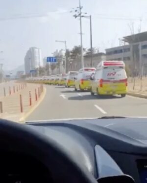 Lee Oi-soo Instagram - 대구로 가는 구급차 행렬. 
힘내라 대구.
힘내라 대한민국.
이 동영상 보고 울컥했습니다.
이것이 진정한 동포애며 
이것이 진정한 애국심입니다.
세월호 때와는 딴판 아닙니까.
국가가 위기상황에 처해 있는데도 
정치적 편견이나 야망을 목적으로 
현정부를 헐뜯기에 여념이 없는 
정치 야바위꾼들.
정치판에서 몰아내는 일만이 
국가와 국민을 
위기와 절망에서 
구출하는 일입니다.