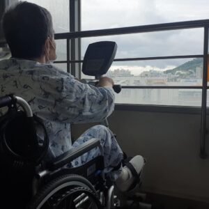 Lee Oi-soo Instagram - 안녕하세요 
이외수 작가의 큰 아들 한얼입니다 
많은 분들이 아버지 소식을 궁금해 하셔서
오랜만에 이렇게 대신 글을 올립니다 

아버지께선 지난 봄부터 재활치료를 하고 계십니다
재활을 다시 시작할 수 있게 된 사실이 참 기적 같이 느껴집니다 
사실 지난 겨울까지만 하셔도 기력이 모두 소진되어 저도 못 알아보시고 상태가 많이 안좋으셨거든요 
정말 이대로 가실까봐 하루하루를 노심초사 보냈었습니다
하지만 봄이 오기 시작하면서 
의식이 조금씩 돌아오시더니 살겠다는 의지를 보이시기 시작하셨어요
덕분에 지금은 이렇게 재활을 시작할 정도가 되었습니다 
건강한 사람도 한달 누워 있으면 근력이 빠져 나가기 마련인데 
지난 와병 생활이 이제 일년을 훌쩍 넘겼으니 
70의 노인에겐 여간 힘든 일이 아니겠지요 
겨우 캔에 담긴 유동식의 기본적인 영양분만 콧줄로 전달 받으면서요..
모두 아버지의 강인한 정신력과 
어머니의 헌신,
그리고 여러분들의 응원 덕분이라고 생각합니다 

아버지의 호전을 지켜보며 당장이라도 여러분들께 소식을 전하고 싶었지만 
이럴때 일 수록 더 조심해야 한다는 어르신들의 말씀에 이제야 소식을 전하게 되었습니다 
여전히 콧줄과 목관을 달고 계시고 
연하장애로 말씀을 못하셔서 갈길이 멉니다 
달팽이보다 느린 속도지만 
희망 하나만 바라보고 아버지께선 버티고 계십니다 

무엇보다 당신 자신과의 싸움이 가장 고독하실겁니다 
열심히 하는데도 좀처럼 회복은 더디고
독자분들과 만나며 행복했던 시절을 생각하시면 
지금의 현실이 괴롭기만 하시겠지요 
어제는 아버지께서 눈물을 훔치시기에 
왜 우시냐고 여쭤봤었어요 
힘겹게 뱉으신 단어가 관심이었습니다 
이버지께서 심적으로 많이 힘드시구나 싶었어요
코로나로 인해 면회가 금지된 탓에 
여전히 당신을 기다리고 사랑하는 사람이 많다는 것을 못 느끼시는 것 같아 마음이 아팠습니다 
여러분들과 아버지 사이를 잘 이어주는 것이 제 역할인데 부족함이 컸던 것 같습니다
앞으론 더 자주 소통할 수 있도록 하겠습니다 
(잠시 후에 제가 병원으로 갈텐데 
남겨주시는 댓글 모두 빠짐 없이 읽어 드리도록 할게요 그외에 소통할 수 있는 다른 방법들도 고민해보도록 하겠습니다) 

그럼 더운 날씨에 모두 건강 유의하시길 바라며
아버지를 사랑해 주시고 기도해주시고 응원해 주시는 모든 여러분들께 진심을 담아 감사의 인사 올립니다 
감사합니다!