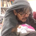 Lee Oi-soo Instagram - 지난 밤 흩날리다 그쳤던 눈발, 내가 잠든 사이 다시 내렸나 보다. 뼈마디를 모조리 해머로 작살내 버리는 듯한 통증을 견딜 수가 없어 결국 잠에서 깨어나고야 말았다. 참 지랄 같다는 생각이 들기는 하지만 통증을 느낀다는 사실은 아직 살아 있다는 증거 아니겠느냐. 범사에 하나님께 감사하라. 어디선가 그런 소리가 들리는 듯해서 찍소리 못하고 정신을 수습, 차를 마시면서 하루를 시작한다. 세월이 깡패다. 날이면 날마다 내 허락도 받지 않은 채로 빠르게 밤이 오고 빠르게 날이 샌다. 어느새 내가 일흔을 넘겨서 이런 몰골의 영육으로 옴팍 삭아 버렸단 말인가. 세월이라는 놈의 멱살이라도 잡고 한바탕 따져 보고 싶은 심경이건만 세월은 늘 잡히지 않는 거리에서 내게 냉소를 보내곤 한다. 어제는 봄이 시작된다는 절기인 입춘. 바깥을 내다보니 봄이 시작되기는 개뿔, 새하얀 눈이 발목을 덮을 정도로 쌓여 있다. 영원히 봄은 오지 않을 듯한 분위기다. 그래도 육안으로 보기에는 세상이 몹시 깨끗해졌다. 하지만 나는 알고 있다. 저건 일시적이고 부분적인 현상일 뿐이다. 세상을 만들어가는 사람들의 내면이 헛된 욕망의 구정물로 가득차 있는데 어찌 세상이 깨끗해질 수 있는가. 썩을 테면 썩어라. 가급적이면 빨리 썩어라. 빨리 썩어서 종말을 고하라. 그리하여 새 세상을 불러 들여라. 저 빌어먹을 적폐들, 그리고 아무리 세월이 흘러도 눈 멀고 귀 멀고 뇌까지 온통 썩어 문드러진 자신을 자각하지 못하는 적폐들. 그 철면피들에 대한 믿음과 존경을 악착같이 드러내야만 직성이 풀리는 무리들에게도 빠른 종말이 도래하기를 빌자. 오늘은, 존버하면서 기다린 그대에게 대박 터지는 날이 되기를.