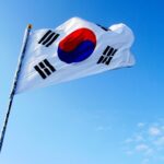 Lee Oi-soo Instagram - 내가 제일 싫어하는 인간이 시종일관 자기만 생각하는 인간이다. 얼핏 보기에는 더없이 자유롭고 더없이 화통하고 더없이 과감해 보이기도 하지만, 자세히 보면 자기 편한 대로만 살아가는 싸가지 제로인 인간들도 적지 않다. 특히 겉으로 보기에는 결단력 화끈하고 번거롭지 않고 교양 넘치고 성격 쿨해 보이기는 하지만, 사실은 더없이 무식하고 더없이 단순하고 더없이 철면피한 수준에 머물러 있는 경우도 허다하다. 오래 사귀다 보면 측근들을 아연하게 만들거나 곤경에 처하게 만들어서 수시로 밑천이 드러나고야 만다. 물론 그때는 어느 정도의 피해가 드러나기 마련이다. 그제서야 이기의 견고한 갑옷을 한 번도 벗어던져 본 적이 없는 인간이라는 사실을 비로소 깨닫게 되겠지만, 어찌하랴, 본인이 자각하지 못하면 속수무책, 여전히 그 상태로 살 수밖에 없다. 주변을 둘러보라. 의외로 이런 인간들이 적지 않다. 그런데 이런 인간들은 좀처럼 앓지도 않고 죽지도 않는다. 끈질기게 살아 남아서 사리사욕을 채우는 일에 전념한다. 믿음 사랑 소망을 주문처럼 읊조리고 살아가는 교인들까지도 때로는 하나님께서 착한 사람들 편이 아닐지도 모른다는 의구심을 가지게 만든다. 특히 자기 생각만 하면서 살아가는 인간들을 가족이나 상관이나 스승이나 선배로 모시고 살아갈 수밖에 없는 분들은 생존 자체가 고문일 수도 있다. 하지만 긍정적이고 낙천적이고 자비롭고 선량한 심성을 간직한 채 살아가시는 분들은 도인이 될 가능성이 높다. 아아, 나는 도인이 되기 싫은데, 왜 내가 사는 대한민국에는 정치꾼들을 비롯해서 줄기차게 자기 생각만 하면서 살아가는 인간들이 저토록 차고 넘치는 것일까. 써글.