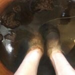 Lee Oi-soo Instagram - 춘천시 후평동 세경 3차 아파트 상가 고궁 피부 관리실에 와서 족욕을 하고 있습니다. 건강상태에 따라 물색깔이 완전히 달라지는데요, 원장님 조언에 의하면 피곤이 많이 누적되어 혈액순환이 원만치 못 하고 간 기능도 저하되어 있는 상태랍니다. 그러나 자기장 족욕 효과로 불편한 부분들이 현저하게 개선되고 오늘밤 편안한 상태로 깊은 숙면에 들 수 있을 거랍니다. 일단 체내의 노폐물들이 말끔히 빠져나간 느낌과 함께 기분이 몹시 상쾌합니다. 모든 혈관들이 투명해진 느낌입니다. 그럼요, 건강이 없는데 무슨 행복이 있겠습니까. 심신이 허약하면 오던 행복도 도망치게 됩니다. 일단 건강부터 챙기고 보겠습니다. (명경지수처럼 맑던 물이 족욕이 끝나자 체내의 독소에 의해 처참지경으로 변해 버렸습니다.)