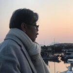 Lee Oi-soo Instagram - 내 바깥의 결함과 불만이 많이 자각될 때마다 내 안의 결함과 불만이 많다는 사실을 절감하게 된다. 다행이다. 아직 나를 눈여겨 들여다 보는 습관을 버리지 않았다는 사실에 조금은 안도한다. 나의 결함과 불만을 개선하지 않는 한 세상 역시 절대로 개선되지 않는다. 아침마다 얼굴을 씻고 외형을 비치는 거울을 들여다 보듯 최소 하루에 한 번씩만이라도 마음을 씻고 내면을 비치는 거울을 들여다 보아야겠다. 그런데 저 한심한 쉐키들은 오늘도 레파토리 하나 안 바꾸고 늘 고장난 녹음기처럼 같은 소리를 반복하면서 남을 속이는 짓거리에 골몰해 있구나. 저 쉐키들이 저 지랄을 해도 나라가 폭삭 망하지 않는 걸 보면 역시 대한민국은 세계 최고의 존버공화국이야. 써글.