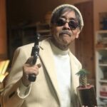 Lee Oi-soo Instagram - 아무리 생각해도 세상은 나와 아무런 상관이 없었다. 내가 우주의 중심이니 내가 내 인생의 주인이니 하는 소리는 한마디로 개소리였다. 춘향이 변사또한테 수청들고 화대 받았다는 소문이 떠돌고 있거나 임꺽정이 순두부 씹다 어금니가 부러졌다는 소문이 떠돌고 있다. 그런데 이상도 하지, 소문을 미신처럼 믿고 사는 속물들이 너무 많다. 저놈은 뇌에 똥만 가들 들어차 있으니 배에는 뇌가 들어 있을 거야. 빈정거려 주어도 전혀 개의치 않는다.동쪽을 보아도 짝퉁, 서쪽을 보아도 짝퉁. 대한민국은 짝퉁공화국이다. 남쪽을 가도 처먹을 궁리, 북쪽을 가도 처먹을 궁리. 모두들 배고픈 건 참을 수 있어도 배 아픈 건 참을 수 없는 생리를 버리지 못한다. 하지만 이제는 무엇을 보아도 분노하지 말고 무엇을 보아도 근심하지 말아야겠다. 무슨 일이 있어도 그러려니 하면서 살아야겠다. 부화뇌동하면 나만 손해다. 허기진 봄날의 박살난 햇빛. 혈관 속으로 찌릿찌릿 전류가 흐를 정도로 쾌청한 하늘. 어쩔 수 없는 그리움으로 늑골을 적시는 몇 사발의 막걸리. 여기저기 뭉게구름처럼 만발해 있는 벚꽃 무더기. 귓전을 간지럽히는 꿀벌들의 날개짓소리. 언젠가는 이 빌어먹을 황무지에도 봄이 오겠지. 하지만 봄이 온다고 무엇이 달라지랴. 알고 보면 삼라만상 우수마발 일체가 나와는 아무 상관이 없었다. 위태롭거나 평온하거나 내가 신경 쓸 일이 아니었다. 라고 말하기에는 너무 부끄럽구나. 아직 내 공부는 멀었구나. 아아, 써글.