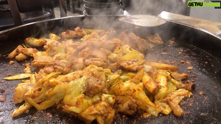 Lee Oi-soo Instagram - 춘천에서 가장 맛있는 닭갈비집. 우미 닭갈비. 특히 치즈 닭갈비가 별미입니다. 맛과 친절은 이외수가 보증합니다. (삭주로 116)
