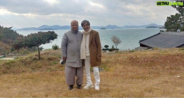 Lee Oi-soo Instagram - 이번에 황교안이 스님들께 설 선물로 육포를 보냈다고 한다. 의도일까 실수일까. 본인은 실수라고 말한다. 믿어도 될까. 자한당은 언제나 진실만을 말했으니까 이번에도 진실을 말하고 있는 거겠지, 라고 생각하다가 나라가 어찌 되었는가를 생각해 보자. 그런데 스님들께 보낸 선물 치고는 무언가 많이 부족한 느낌이 든다. 샴푸와 육포와 여자를 삼종세트로 구성해서 보냈더라면 선물의 완성도와 효과가 한결 배가되지 않았을까. 자한당은 무엇을 하건 어설퍼서 늘 우리를 웃프게 한다. , 멀리 떠나는 그대에게 글을 주어 보내려니 내 마음 갈 곳 없어 눈물 흐르는구나 인생의 한백년이 나그네 같거늘 어디에 가 묻힐지 아득하구나 먼 산에 조각구름 일고 해는 장주에 저물어 갈 때 인간사 손꼽아 보니 아득할손 모두 시름뿐. 경허의 이별에 주다. 그러니 스님 이 세상 살기도 참 지랄 개떡 같은데 우리 이참에 어금니로 육포나 질겅질겅 씹으면서 살아갑시다. (사진은 지장대사 정현 스님 작품입니다).