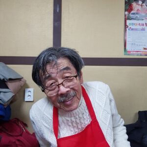 Lee Oi-soo Instagram - 어제 도서출판 해냄 편집부로부터 전화 한통을 받았습니다. 이외수 산문집 한 줄로 하루 버티기 <불현듯 살아야겠다고 중얼거렸다>가 4쇄에 돌입했답니다. 정초부터 기쁨 만발입니다.  요즘처럼 책이 소외받는 시대에 4쇄라니, 모두 여러분 덕분입니다. 감사드립니다. 새해에는 여러분께도 축복과 행운과 기쁨과 사랑이 만발하기를 기원합니다.
