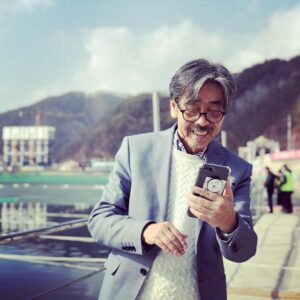 Lee Oi-soo Instagram - 안녕하세요. 
이외수 작가 큰아들 한얼입니다. 
아버지께선 아직 병상에 계시긴 합니다만
응원해주시는 여러분 덕분에 잘 버텨내고 계십니다. 
코로나로 다들 힘드신 와중이실텐데도 
달력을 구매해주신 여러분들께 무어라 감사의 말씀을 드려야 할지 모르겠습니다. 
한 분 한 분 이름이 다 천사처럼 느껴졌습니다. 
이에 작게나마 보답을 드리고 싶은 마음을 담아 작은 이벤트를 열어 볼까 해요.
이름하여 "이외수 삼행시 백일장" 
'이외수'로 삼행시를 지어주세요. 
아버지를 미소 짓게 해주시는 열분께 달력을 보내드리도록 할게요^^
참여는 이곳 말고 아래 홈페이지에 해주셔야 해요~!
www.leeoisoo.com 

게시판 #이외수존버작전 에 있는 이벤트 글에 댓글로 달아 주세요~
잠시나마 댓글을 보며 서로 웃을 수 있는 시간이 되었으면 좋겠습니다^^
그럼 많은 참여 부탁드립니다~!