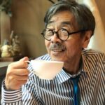 Lee Oi-soo Instagram - 안녕하세요. 이외수 작가 큰아들 한얼입니다. 어제는 많은 분들이 아버지의 생신을 축하해주셨어요. 곁에서 댓글들을 일일이 다 읽어 드렸더니 무척 좋아하시며 제 손을 꼭 잡으시더라고요. 당신의 손에서, '나 더 힘을 내야겠어' 라는 메세지를 느낄 수 있었습니다. 너무 감사드립니다. 아버지께 여러분들은 전부구나 싶은 생각이 들었습니다. 그래서 말인데요, 한가지 더 부탁을 드릴 수 있을까요? 여러분들이 갖고 있는 아버지와의 추억을 제게 다시 공유해 주시겠어요? 이외수 작가를 만났던 추억도 좋고, 작품을 접했던 일화, sns로 소통한 추억 함께 찍었던 사진도 좋습니다. 이곳에 댓글을 달아주시거나 게시글에 #이외수작가님에게 이라고 써주시면 제가 아버지께 보여 드리고, 들려드리도록 할게요. 외로움 느끼실 짬도 없게끔 팬분들과 부지런히 소통시켜드리고 싶거든요. 그러면 분명 더 힘을 내실거에요! 부탁 드리겠습니다~! #이외수존버작전
