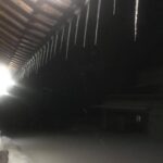 Lee Oi-soo Instagram - 감성마을 전체가 폭설에 점령당해 있습니다. 여기는 겨울왕국. 교통이 두절되고 인적이 끊어지고 정지한 시간 산들은 새하얀 고독을 끌어안은 채 깊디 깊은 침묵의 강물 속으로 떠내려 가고 있습니다. 저를 걱정하지는 마세요. 라면은 충분히 비축되어 있고 감기도 다 나은 상태입니다. 폭설에 잠겨 있을 때는 차라리 휴대폰으로 안부 따위를 묻지 않는 편이 속 편합니다. 외로움이니 그리움이니 하는 단어들도 사치에 불과합니다. 부득이 일체의 약속을 파기하는 수밖에 없습니다. 하지만 오만 가지 우여곡절을 마다않고 폭설에 잠긴 감성마을을 찾아오셔서 사흘이고 나흘이고 곤죽이 되도록 막걸리를 마실 수 있는 한량 아직도 대한민국 어딘가에는 그런 한량이 한 명쯤 살아 있으리라는 기대감 불현듯 기대감에 사로잡히는 것도 사실입니다. 올해도 봄은 남쪽 나라 어디쯤에서 늑장을 부리고 있겠지요. 써글.