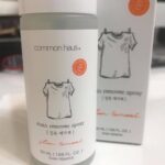 Lee Oi-soo Instagram - 주문했던 얼룩제거제가 도착했습니다. 저는 흰옷을 즐겨 입는 편인데 어디를 가서 무엇을 먹든 반드시 흔적을 남깁니다. 그래서 먹은 음식에 대해서는 절대로 거짓말을 못합니다. 뿐만 아니라 차에서 내릴 때도 각별히 조심해야 합니다. 며칠간 세차를 못한 상태에서도 반드시 바지에 때를 묻히고야 맙니다. 심지어는 차를 마시다가도 어느샌가 몇 방울을 흘리고야 맙니다. 젠장할, 마치 턱에 구멍이 뚫린 사람 같습니다. 모든 음식들은 색깔을 가지고 있지요. 색깔들은 흐리거나 진하거나 옷에 묻으면 보기가 흉합니다. 얼룩제거제가 발명되지 않았을 때는 보기 흉할 정도로 얼룩이 생기면 그것을 이용해서 같은 색깔로 그림을 그리거나 무늬를 만들어 주기도 했습니다. 대개 감쪽같아서 남들은 얼룩을 감추기 위해 속임수를 썼다는 사실을 모를 경우가 많습니다. 알고 나면 탄복을 금치 못하지만 저로서는 무슨 죄를 지은 것도 아닌데 양심이 찔리곤 합니다. 저는 사시장철 이불을 개지 않고 살아가는 악습을 가지고 있습니다. 게을러 터져서 그쪽이 편합니다. 그런데 아주 재수가 없는 날에는 아아 띠버럴, 이불에 라면을 냄비째로 쏟거나 된장국을 그릇째로 쏟는 경우도 있습니다. 그럴 때는 이불에 먹을 들이붓고 퍼포먼스를 하는 수밖에 없습니다. 조심하셨어야지요 얼룩을 발견한 측근들은 어김없이 그렇게 말하지만 조심하는데도 나도 모르는 사이 흔적을 남기고야 맙니다. 그렇습니다. 늘 나도 모르는 사이입니다. 제 옷에 묻는 얼룩 뿐만이 아니라 세상 도처에 가득한 얼룩들도 모두 나도 모르는 사이에 생깁니다. 하지만 제 옷에 묻은 얼룩은 이제 얼룩제거제로 지울 수가 있지만 세상에 생기는 얼룩, 그것을 지울 수 있는 얼룩제거제는 인류가 멸망할 때까지 발명되지 않을지도 모릅니다. 세상에 생기는 얼룩은 세상을 만들어 가는 사람들의 양심에 얼룩이 생겼다는 증거입니다. 옷에 묻은 얼룩은 볼 수나 있지만 양심에 묻은 얼룩은 볼 수조차 없습니다. 양심에 묻은 얼룩을 전혀 부끄러워 하지 않는 인간들, 특히 고위층들. 존나 처맞아도 정신을 못 차리는 양심불량자들. 언론들, 정치인들. 선거철을 앞두고 점차 극성과 목소리가 높아져 가고 있습니다. 망국자들이 애국자들 행세를 하는 세상입니다. 그넘들이 만드는 얼룩은 세상만 더럽히는 것이 아니라 역사까지도 더럽힙니다. 모두들 정신 바짝 차리고 살아갑시다. 써글.