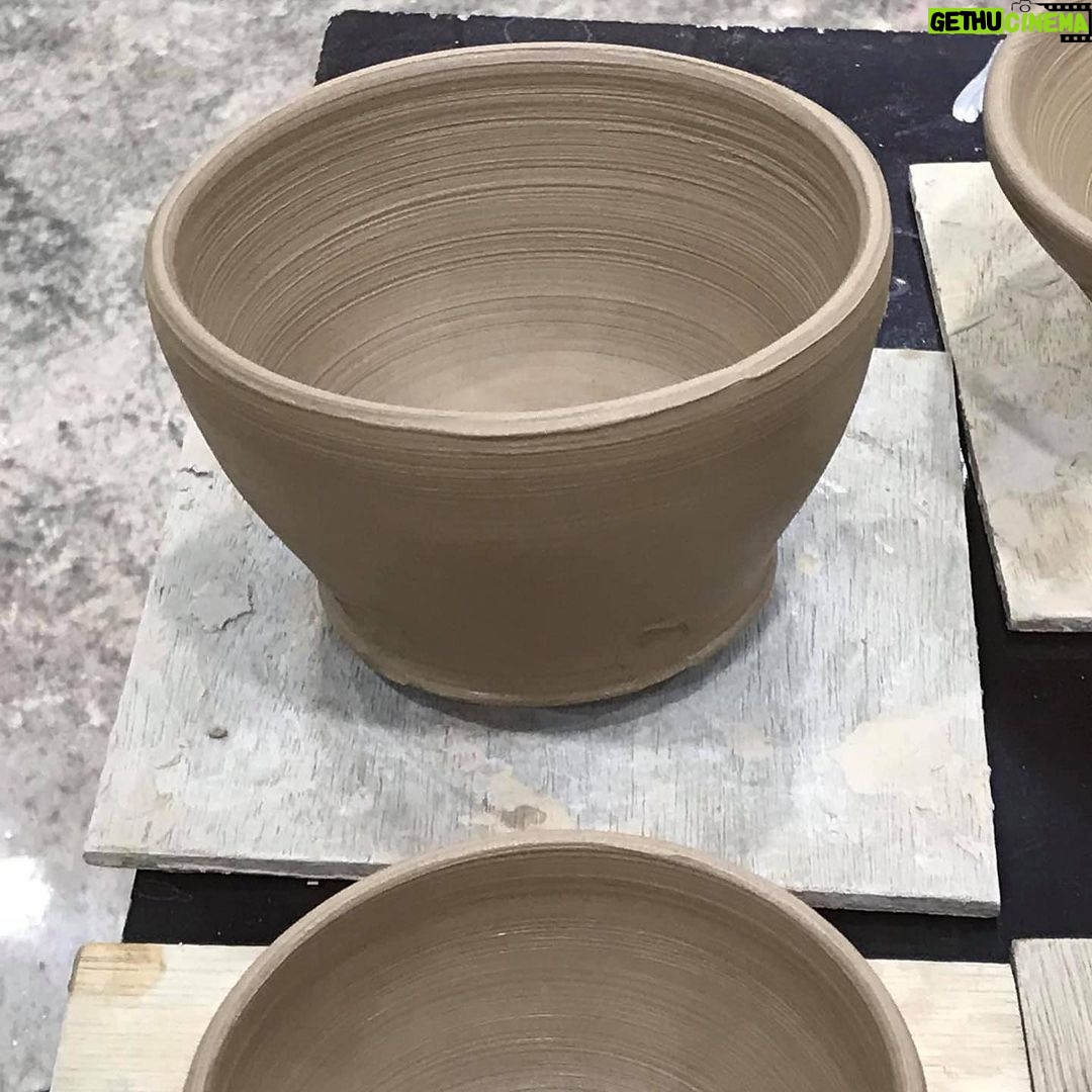 Lee Oi-soo Instagram - 이외수표 막걸리잔 모색 중. 그제 밤 1시에 공방에 나가 새도록 물레와 씨름, 다음날 아침 9시가 되어서야 녹초가 된 상태로 집필실 귀환. 아직 건방 떨 단계가 아니어서 일단 기초부터 익히는 중입니다. 육안으로 보기에는 신통치 않아도 심안으로 보기에는 정감있고 아름다운 막걸리잔을 만들 수 있기를 소망합니다. 조만간 소설도 시작할 예정입니다.