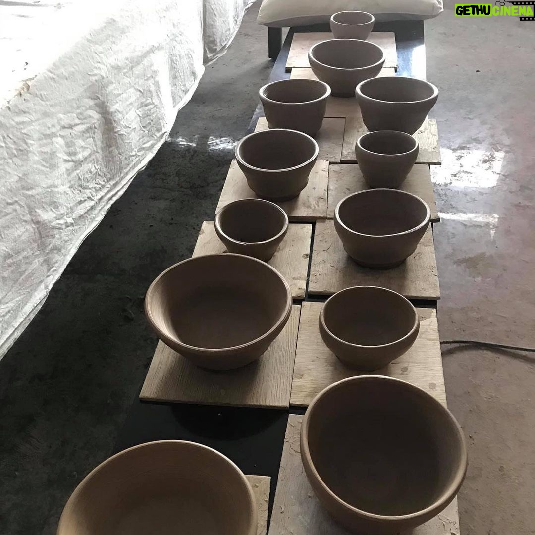 Lee Oi-soo Instagram - 이외수표 막걸리잔 모색 중. 그제 밤 1시에 공방에 나가 새도록 물레와 씨름, 다음날 아침 9시가 되어서야 녹초가 된 상태로 집필실 귀환. 아직 건방 떨 단계가 아니어서 일단 기초부터 익히는 중입니다. 육안으로 보기에는 신통치 않아도 심안으로 보기에는 정감있고 아름다운 막걸리잔을 만들 수 있기를 소망합니다. 조만간 소설도 시작할 예정입니다.