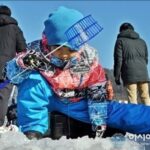 Lee Oi-soo Instagram - 저는 16년 동안이나 화천군 홍보대사와 산천어축제 홍보대사를 역임하고 있습니다. 특히 산천어축제는 그동안 발전에 발전을 거듭해서 세계적인 축제로 부상했을 뿐만 아니라 해마다 150만 명이 넘는 방문객을 기록하는 대한민국 대표축제가 되었습니다. 대한민국의 유일한 흑자축제였습니다. 그러나 화천은 지금 회생불능의 패닉상태에 빠져 있습니다. 군부대축소. 돼지열병. 집중호우 및 강물범람. 기후 온난화에 의한 얼음 부실. 부득이 산천어축제 2회 연기. 동물보호단체의 연이은 태클. 신종 코로나 바이러스. 산천어축제 연일 타격을 입음. 축제를 위해 준비한 농산물 산더미처럼 쌓여 있는 상태임. 축제를 위해 준비한 다량의 산천어 역시 처치곤란한 상태임. 이런 상황에서 돼지열병 방역결과 점검차 화천을 방문한 조명래 환경부 장관은 산천어축제장에는 가 보지도 않고 서울 중구 프레스센터에서 열린 기자 간담회에서 "생명을 담보로한 인간중심의 향연은 저로서도 바람직하지 않다고 본다"고 무책임한 발언. 각종 흉기로 난도질을 당한 화천 군민들의 알몸에 환경부장관님께서 친히 왕소금을 뿌리시는 듯한 발언. 하지만 동물보호단체나 환경부장관님의 동물사랑은 진정성이 몹시 의심스러움. 산천어는 바다에 서식하다 산란기가 되면 민물로 와서 알을 낳고 바다로 돌아가는 회유어. 그러나 대한민국의 산천어들은 댐 때문에 거의가 회유하지 못하는 신세. 산천어를 그토록 사랑하신다면 댐부터 폭파하셔야 마땅. 산천어는 1급수에서만 자라는 물고기. 축제장에서 사용되는 산천어들은 전부가 자연산 물고기가 아니며 알에서부터 치어, 성어에 이르기까지 전과정을 화천군에서 축제용으로 관리 감독하는 인공 물고기임. 화천군은 재정자립도가 가장 낮은 지자체. 산천어축제를 통해 약 1천 3백억 정도의 수익을 올림. 화천의 강물이 1급수이기 때문에 산천어축제가 가능. 환경을 파괴하는 축제가 아님. 오히려 환경을 보호 관리할 때 어떤 이익과 즐거움을 얻을 수 있는가를 여실히 입증해 주는 축제. 완벽하지는 않으나 축제 관계자들은 문제점들에 대한 개선책과 보완책을 끊임없이 고민하고 있으며 연구를 게을리하지 않는 실정. 문화체육관광부가 2019년 글로벌 육성축제로 지정, 적극적인 지원을 하고 있는 축제임. 얼마나 많은 동물들이 인간의 식탁을 위해 고통받거나 학대받으면서 사육되고 있는가. 닭은 자유로운 환경에서 행복하게 사육되고 있는가. 돼지는 자유로운 환경에서 행복하게 사육되고 있는가. 소는, 말은, 양은? 고등어, 오징어, 낙지, 뱀장어, 꼴뚜기, 새우, 멸치, 조개, 정어리, 전어, 짱뚱어는 아무런 고통의 과정을 거치지 않고 기쁨에 겨운 상태로 우리들의 식탁에 오르는 걸까? 동물보호단체나 환경부장관님께 자갈을 구워 먹는 방법이나 모래를 삶아 먹는 방법을 좀 가르쳐 달라고 하소연하고 싶은 심경. 아무튼 화천은 지금 절체절명의 위기에 처해 있습니다. 산천어축제장에 오시면 낚시를 못하시는 분들을 위해 1만 5천 원에 산천어 3마리를 드립니다. 거기다 5천 원 상당의 농산물 교환권도 드립니다. 산천어 3마리는 1킬로그램이 약간 넘는 크기입니다. 일반 횟집에서는 산천어 1킬로그램이면 3만 5천 원 정도를 받습니다. 환경부 장관님, 그리고 동물보호단체 여러분. 부디 다량으로 구입하셔서 바다에 방류해 주시기를 소망합니다. 화천의 농산물과 산천어를 구입하실 분들은 화천농협 홈페이지를 참조해 주시기 바랍니다. http://hcnh.nonghyup.com/user/indexMain.do?siteId=hcnh