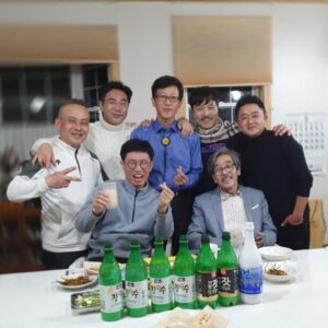 Lee Oi-soo Instagram - 어제 존버교 창단 선포식이 있었습니다. 
특히 가수 진시몬님께서 놀라운 신곡을 가지고 오셔서 창단 멤버들께 공개해 주셨습니다. 아직 제목조차 정해지지 않은, 그야말로 따끈따끈한 신곡이었습니다. 
어제 임시로 논의된 제목은 진시몬의 <진심>이었습니다. 부모님과  자식간의 진실토로가 정말 가슴을 뭉클하게 만들어줍니다. 감동 줍니다. 그래서 저는 틀림없이 대박을 보증하는 곡이라고 호언장담했습니다. 
출시되면 여러분의 많은 관심과 사랑이 뒷받침 되기를 진심으로 부탁드립니다. 
대한민국 최고의 방송인 정치인 언론인 가수 디제이 노래교실 선생님이 합류한 존버교 선포식. 예감이 매우 좋습니다. 버티는 날들이 싸우는 날들보다 한결 거룩하고 눈물겹다는 사실을 자각하면서 많은 분들과 함께 모든 어려운 국면들을 버티어 나갈 것을 제의합니다.