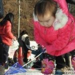 Lee Oi-soo Instagram - 저는 16년 동안이나 화천군 홍보대사와 산천어축제 홍보대사를 역임하고 있습니다. 특히 산천어축제는 그동안 발전에 발전을 거듭해서 세계적인 축제로 부상했을 뿐만 아니라 해마다 150만 명이 넘는 방문객을 기록하는 대한민국 대표축제가 되었습니다. 대한민국의 유일한 흑자축제였습니다. 그러나 화천은 지금 회생불능의 패닉상태에 빠져 있습니다. 군부대축소. 돼지열병. 집중호우 및 강물범람. 기후 온난화에 의한 얼음 부실. 부득이 산천어축제 2회 연기. 동물보호단체의 연이은 태클. 신종 코로나 바이러스. 산천어축제 연일 타격을 입음. 축제를 위해 준비한 농산물 산더미처럼 쌓여 있는 상태임. 축제를 위해 준비한 다량의 산천어 역시 처치곤란한 상태임. 이런 상황에서 돼지열병 방역결과 점검차 화천을 방문한 조명래 환경부 장관은 산천어축제장에는 가 보지도 않고 서울 중구 프레스센터에서 열린 기자 간담회에서 "생명을 담보로한 인간중심의 향연은 저로서도 바람직하지 않다고 본다"고 무책임한 발언. 각종 흉기로 난도질을 당한 화천 군민들의 알몸에 환경부장관님께서 친히 왕소금을 뿌리시는 듯한 발언. 하지만 동물보호단체나 환경부장관님의 동물사랑은 진정성이 몹시 의심스러움. 산천어는 바다에 서식하다 산란기가 되면 민물로 와서 알을 낳고 바다로 돌아가는 회유어. 그러나 대한민국의 산천어들은 댐 때문에 거의가 회유하지 못하는 신세. 산천어를 그토록 사랑하신다면 댐부터 폭파하셔야 마땅. 산천어는 1급수에서만 자라는 물고기. 축제장에서 사용되는 산천어들은 전부가 자연산 물고기가 아니며 알에서부터 치어, 성어에 이르기까지 전과정을 화천군에서 축제용으로 관리 감독하는 인공 물고기임. 화천군은 재정자립도가 가장 낮은 지자체. 산천어축제를 통해 약 1천 3백억 정도의 수익을 올림. 화천의 강물이 1급수이기 때문에 산천어축제가 가능. 환경을 파괴하는 축제가 아님. 오히려 환경을 보호 관리할 때 어떤 이익과 즐거움을 얻을 수 있는가를 여실히 입증해 주는 축제. 완벽하지는 않으나 축제 관계자들은 문제점들에 대한 개선책과 보완책을 끊임없이 고민하고 있으며 연구를 게을리하지 않는 실정. 문화체육관광부가 2019년 글로벌 육성축제로 지정, 적극적인 지원을 하고 있는 축제임. 얼마나 많은 동물들이 인간의 식탁을 위해 고통받거나 학대받으면서 사육되고 있는가. 닭은 자유로운 환경에서 행복하게 사육되고 있는가. 돼지는 자유로운 환경에서 행복하게 사육되고 있는가. 소는, 말은, 양은? 고등어, 오징어, 낙지, 뱀장어, 꼴뚜기, 새우, 멸치, 조개, 정어리, 전어, 짱뚱어는 아무런 고통의 과정을 거치지 않고 기쁨에 겨운 상태로 우리들의 식탁에 오르는 걸까? 동물보호단체나 환경부장관님께 자갈을 구워 먹는 방법이나 모래를 삶아 먹는 방법을 좀 가르쳐 달라고 하소연하고 싶은 심경. 아무튼 화천은 지금 절체절명의 위기에 처해 있습니다. 산천어축제장에 오시면 낚시를 못하시는 분들을 위해 1만 5천 원에 산천어 3마리를 드립니다. 거기다 5천 원 상당의 농산물 교환권도 드립니다. 산천어 3마리는 1킬로그램이 약간 넘는 크기입니다. 일반 횟집에서는 산천어 1킬로그램이면 3만 5천 원 정도를 받습니다. 환경부 장관님, 그리고 동물보호단체 여러분. 부디 다량으로 구입하셔서 바다에 방류해 주시기를 소망합니다. 화천의 농산물과 산천어를 구입하실 분들은 화천농협 홈페이지를 참조해 주시기 바랍니다. http://hcnh.nonghyup.com/user/indexMain.do?siteId=hcnh