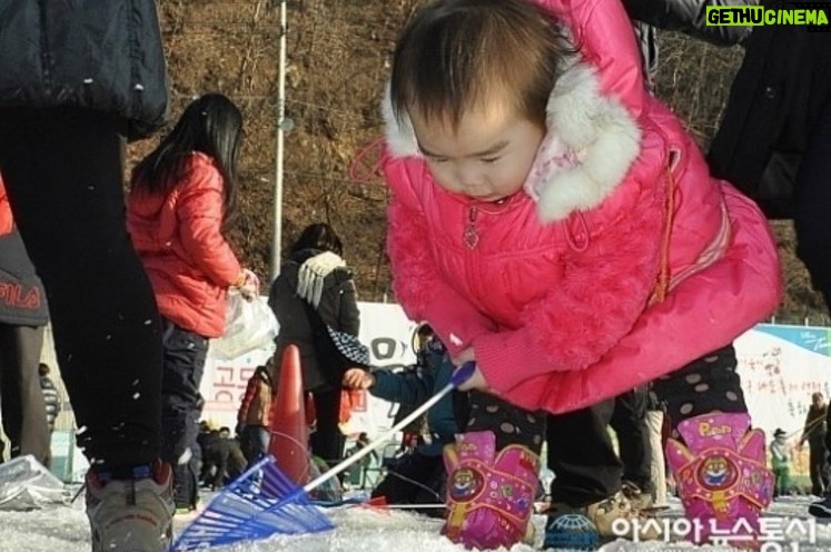 Lee Oi-soo Instagram - 저는 16년 동안이나 화천군 홍보대사와 산천어축제 홍보대사를 역임하고 있습니다. 특히 산천어축제는 그동안 발전에 발전을 거듭해서 세계적인 축제로 부상했을 뿐만 아니라 해마다 150만 명이 넘는 방문객을 기록하는 대한민국 대표축제가 되었습니다. 대한민국의 유일한 흑자축제였습니다. 그러나 화천은 지금 회생불능의 패닉상태에 빠져 있습니다. 군부대축소. 돼지열병. 집중호우 및 강물범람. 기후 온난화에 의한 얼음 부실. 부득이 산천어축제 2회 연기. 동물보호단체의 연이은 태클. 신종 코로나 바이러스. 산천어축제 연일 타격을 입음. 축제를 위해 준비한 농산물 산더미처럼 쌓여 있는 상태임. 축제를 위해 준비한 다량의 산천어 역시 처치곤란한 상태임. 이런 상황에서 돼지열병 방역결과 점검차 화천을 방문한 조명래 환경부 장관은 산천어축제장에는 가 보지도 않고 서울 중구 프레스센터에서 열린 기자 간담회에서 "생명을 담보로한 인간중심의 향연은 저로서도 바람직하지 않다고 본다"고 무책임한 발언. 각종 흉기로 난도질을 당한 화천 군민들의 알몸에 환경부장관님께서 친히 왕소금을 뿌리시는 듯한 발언. 하지만 동물보호단체나 환경부장관님의 동물사랑은 진정성이 몹시 의심스러움. 산천어는 바다에 서식하다 산란기가 되면 민물로 와서 알을 낳고 바다로 돌아가는 회유어. 그러나 대한민국의 산천어들은 댐 때문에 거의가 회유하지 못하는 신세. 산천어를 그토록 사랑하신다면 댐부터 폭파하셔야 마땅. 산천어는 1급수에서만 자라는 물고기. 축제장에서 사용되는 산천어들은 전부가 자연산 물고기가 아니며 알에서부터 치어, 성어에 이르기까지 전과정을 화천군에서 축제용으로 관리 감독하는 인공 물고기임. 화천군은 재정자립도가 가장 낮은 지자체. 산천어축제를 통해 약 1천 3백억 정도의 수익을 올림. 화천의 강물이 1급수이기 때문에 산천어축제가 가능. 환경을 파괴하는 축제가 아님. 오히려 환경을 보호 관리할 때 어떤 이익과 즐거움을 얻을 수 있는가를 여실히 입증해 주는 축제. 완벽하지는 않으나 축제 관계자들은 문제점들에 대한 개선책과 보완책을 끊임없이 고민하고 있으며 연구를 게을리하지 않는 실정. 문화체육관광부가 2019년 글로벌 육성축제로 지정, 적극적인 지원을 하고 있는 축제임. 얼마나 많은 동물들이 인간의 식탁을 위해 고통받거나 학대받으면서 사육되고 있는가. 닭은 자유로운 환경에서 행복하게 사육되고 있는가. 돼지는 자유로운 환경에서 행복하게 사육되고 있는가. 소는, 말은, 양은? 고등어, 오징어, 낙지, 뱀장어, 꼴뚜기, 새우, 멸치, 조개, 정어리, 전어, 짱뚱어는 아무런 고통의 과정을 거치지 않고 기쁨에 겨운 상태로 우리들의 식탁에 오르는 걸까? 동물보호단체나 환경부장관님께 자갈을 구워 먹는 방법이나 모래를 삶아 먹는 방법을 좀 가르쳐 달라고 하소연하고 싶은 심경. 아무튼 화천은 지금 절체절명의 위기에 처해 있습니다. 산천어축제장에 오시면 낚시를 못하시는 분들을 위해 1만 5천 원에 산천어 3마리를 드립니다. 거기다 5천 원 상당의 농산물 교환권도 드립니다. 산천어 3마리는 1킬로그램이 약간 넘는 크기입니다. 일반 횟집에서는 산천어 1킬로그램이면 3만 5천 원 정도를 받습니다. 환경부 장관님, 그리고 동물보호단체 여러분. 부디 다량으로 구입하셔서 바다에 방류해 주시기를 소망합니다. 화천의 농산물과 산천어를 구입하실 분들은 화천농협 홈페이지를 참조해 주시기 바랍니다. http://hcnh.nonghyup.com/user/indexMain.do?siteId=hcnh
