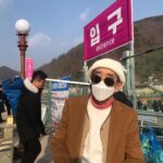 Lee Oi-soo Instagram - 어제 산천어축제장을 둘러 보았다. 한마디로 썰렁해 보였다. 화천 전지역이 주차장으로 변했던 예년에 비하면 초라하다고 해야 마땅할 분위기였다. 화천군의 잘못은 아니다. 축제에 임박해서 날씨가 따뜻해지는 바람에 얼음이 부실했고 설상가상으로 폭우까지 내려서 축제 연기가 불가피했다. 그런 상황에 코로나 바이러스까지 극성을 부리는 바람에 축제는 난항에 봉착하게 되었다. 엎친 데 덮친 격으로 동물 애호단체에서 '산천어를 괴롭히는 축제'라고 태클을 걸었고 언론까지 합세를 해서 축제를 물고 늘어졌다. 제기럴. 말이 나온 김에 짚고 넘어가자. 나는 동물 애호 단체의 진정성이 의심스럽다. 그분들은 정말로 동물을 사랑하는 것일까. 동물만 사랑하고 인간은 사랑하지 않는 것은 아닐까. 그분들은 산천어 축제에 태클을 걸기 이전에 양돈 업자나 양계 업자 기타 축산과 관련된 분들께도 똑같은 잣대를 적용해서 태클을 걸었을까. 그리고 산천어에 태클을 걸기 이전에 전어나 오징어나 새우나 멸치나 고등어나 다른 어류들을 먹거리로 삼는 단체나 축제들에도 태클을 걸었을까. 산천어 축제는 대한민국의 유일한 흑자축제다. 겨울철 세계 4대 축제로도 유명하다. 그리고 대한민국의 대표축제 이기도 하다. 산천어는 회유어다. 바다에서 살다가 산란기에 민물로 와서 알을 낳는다. 그러나 이제는 도처에 댐이 생겨 회유할 수 없는 물고기가 되었다. 동물애호단체들은 산천어축제에 태클을 걸기 이전에 한국전력공사나 한국수자원공사에 먼저 태클을 걸었어야 옳다. 이분들의 동물 사랑의 진실성을 의심하는 이유를 열거하자니 조금씩 분노가 치밀어 오른다. 산천어는 이제 자연이 키워낸 물고기가 아니다. 화천군이 알에서부터 치어를 거쳐 성어에 이르기까지 철저하게 축제용으로 관리하는 인공 물고기다. 아울러 재정자립도가 최하위인 화천에 엄청난 경제적 효과를 가져다 주는 물고기다. 물론 축제 전체가 박수를 받아야 마땅하다고는 주장하지 않겠다. 그러나 군 당국에서도 문제점들을 개선하기 위해서 노력과 고민을 아끼지 않고 있다. 당연히 생명 있는 모든 존재들은 그 존재 이유와 존재 가치가 인간과 동일하다고 보아야 마땅하다. 존중하고 사랑하는 것이 마땅하다. 벼도 생명이 있고 콩도 생명이 있고 감자도 생명이 있고 고구마도 생명이 있고 배추도 생명이 있고 쑥갓도 생명이 있고 마늘도 생명이 있고 고추도 생명이 있고 사과도 생명이 있고 살구도 생명이 있다. 어찌 가치있고 사랑스러운 그것들을 먹어 치울 수 있겠는가. 잔인하지 않은가. 그러니 앞으로는 자갈이나 진흙을 구워서 케첩을 발라 먹거나 양념장에 비벼 먹도록 하자. 오케이?