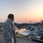 Lee Oi-soo Instagram - 내 바깥의 결함과 불만이 많이 자각될 때마다 내 안의 결함과 불만이 많다는 사실을 절감하게 된다. 다행이다. 아직 나를 눈여겨 들여다 보는 습관을 버리지 않았다는 사실에 조금은 안도한다. 나의 결함과 불만을 개선하지 않는 한 세상 역시 절대로 개선되지 않는다. 아침마다 얼굴을 씻고 외형을 비치는 거울을 들여다 보듯 최소 하루에 한 번씩만이라도 마음을 씻고 내면을 비치는 거울을 들여다 보아야겠다. 그런데 저 한심한 쉐키들은 오늘도 레파토리 하나 안 바꾸고 늘 고장난 녹음기처럼 같은 소리를 반복하면서 남을 속이는 짓거리에 골몰해 있구나. 저 쉐키들이 저 지랄을 해도 나라가 폭삭 망하지 않는 걸 보면 역시 대한민국은 세계 최고의 존버공화국이야. 써글.