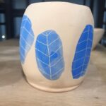 Lee Oi-soo Instagram - 장남을 필두로 엄숙하고 경건하기는 하지만 최대한 간편하게 차례를 지냈다. 음식은 해마다 종묘제사라는 업체에서 주문해서 사용한다. 27만원이면 조부모님과 부모님, 네 분을 모실 수 있는 각종 음식들을 제 날짜에 공급받을 수 있다. 지방은 내가 직접 쓰지만 앞으로는 장남에게 넘겨 줄 작정이다. 멀리 떨어져 살고 있는 여동생들과 조카들이 다녀갔고 춘천에 사는 동서와 조카도 다녀갔다. 잠시 왁자지껄한 분위기였다. 모처럼 사람 사는 집 같은 분위가 유지되고 있었다. 한때 은평구청장을 지내셨고 청와대 비서관으로 대통령을 보좌하셨던 김우영 님께서 강릉의 친지 2분과 함께 들르셨다. 은평구에는 천상병 시인과 중광 스님과 이외수를 묶은 셋이서 문학관이 운영되고 있다. 김우영님께서 기획하고 설립해서 운영하시던 문학관이다. 지금도 활발하게 운영되고 있다. 강릉이 고향이신데 때마침 가시는 길에 인사차 들르셨다고 한다. 떡 본 김에 제사 지낸다고 모인 김에 합동으로 세배를 나누었다. 그리고 잠깐 사이에 모두들 썰물처럼 뿔뿔이 떠나가 버렸다. 갑자기 잡안이 썰렁해져 버렸다. 떡국을 두 그릇이나 먹었고 수시로 튀김과 파이로 주전부리를 했다. 분당의 김승진 체육관 대표께서 보내 주신 상황버섯을 차로 우려 수시로 입가심을 했다. 까똑 까똑 까똑 지인들께서 카톡으로 새해 인사를 보내는 소리가 종일토록 이어지고 있었다. 건강상태는 많이 호전되었지만 아직 안심할 단계는 아니었다. 약간의 폐렴 증세가 있었는데 사흘 전에 검진을 받았고 충실하게 약을 복용했다. 덕분에 가까스로 가래와 기침은 멎었지만 근육통은 그대로 남아 있는 상태다. 경자년 벽두에는 일단 문학관 옆에 마련된 도자기공방에 틀어박혀 일심히 이외수표 막걸리 사발부터 개발해 볼 작정이다. 가까운 몇 분들께는 선물할 예정이이지만 탐을 내시는 분들께는, 맨입으로 안 되는데요, 라고 말해 드릴 작정이다. 경자년에도 개쉐이들은 개쉐이들이라고 말하고 감동을 주는 분들께는 존경과 박수를 보내 드릴 예정이다. 치열하게 글을 쓰고 치열하게 그림을 그리고 치열하게 도자기를 만들고 치열하게 세상만물을 사랑하면서 최대한 인간답게 살려고 노력할 것이다. 존버불패.