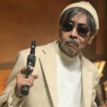 Lee Oi-soo Instagram - 아무리 생각해도 세상은 나와 아무런 상관이 없었다. 내가 우주의 중심이니 내가 내 인생의 주인이니 하는 소리는 한마디로 개소리였다. 춘향이 변사또한테 수청들고 화대 받았다는 소문이 떠돌고 있거나 임꺽정이 순두부 씹다 어금니가 부러졌다는 소문이 떠돌고 있다. 그런데 이상도 하지, 소문을 미신처럼 믿고 사는 속물들이 너무 많다. 저놈은 뇌에 똥만 가들 들어차 있으니 배에는 뇌가 들어 있을 거야. 빈정거려 주어도 전혀 개의치 않는다.동쪽을 보아도 짝퉁, 서쪽을 보아도 짝퉁. 대한민국은 짝퉁공화국이다. 남쪽을 가도 처먹을 궁리, 북쪽을 가도 처먹을 궁리. 모두들 배고픈 건 참을 수 있어도 배 아픈 건 참을 수 없는 생리를 버리지 못한다. 하지만 이제는 무엇을 보아도 분노하지 말고 무엇을 보아도 근심하지 말아야겠다. 무슨 일이 있어도 그러려니 하면서 살아야겠다. 부화뇌동하면 나만 손해다. 허기진 봄날의 박살난 햇빛. 혈관 속으로 찌릿찌릿 전류가 흐를 정도로 쾌청한 하늘. 어쩔 수 없는 그리움으로 늑골을 적시는 몇 사발의 막걸리. 여기저기 뭉게구름처럼 만발해 있는 벚꽃 무더기. 귓전을 간지럽히는 꿀벌들의 날개짓소리. 언젠가는 이 빌어먹을 황무지에도 봄이 오겠지. 하지만 봄이 온다고 무엇이 달라지랴. 알고 보면 삼라만상 우수마발 일체가 나와는 아무 상관이 없었다. 위태롭거나 평온하거나 내가 신경 쓸 일이 아니었다. 라고 말하기에는 너무 부끄럽구나. 아직 내 공부는 멀었구나. 아아, 써글.