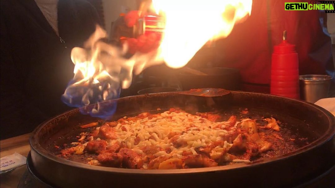 Lee Oi-soo Instagram - 춘천에서 가장 맛있는 닭갈비집. 우미 닭갈비. 특히 치즈 닭갈비가 별미입니다. 맛과 친절은 이외수가 보증합니다. (삭주로 116)