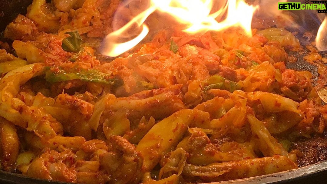 Lee Oi-soo Instagram - 춘천에서 가장 맛있는 닭갈비집. 우미 닭갈비. 특히 치즈 닭갈비가 별미입니다. 맛과 친절은 이외수가 보증합니다. (삭주로 116)
