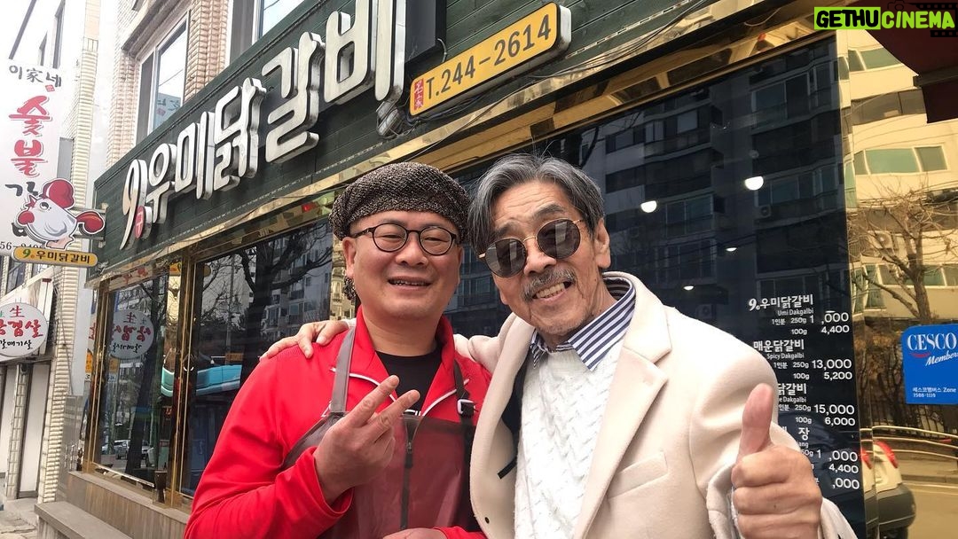 Lee Oi-soo Instagram - 춘천에서 가장 맛있는 닭갈비집. 우미 닭갈비. 특히 치즈 닭갈비가 별미입니다. 맛과 친절은 이외수가 보증합니다. (삭주로 116)