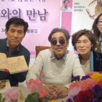 Lee Oi-soo Instagram - 대전 계룡문고에서 이외수의 신간 의 출간 기념 북콘서트가 있었습니다. 사실 지독한 독감으로 거의 사경을 헤매던 상태였습니다. 불과 하루 전까지만 하더라도 춘천 한림성심병원 응급실에서 혈액검사와 엑스레이를 찍어본 뒤로 입원치료가 불가피하다는 진단을 내린 상태였습니다. 하지만 한 달 전부터 벼르던 행사였습니다. 연수생들과 독자분들을 실망시킬 수는 없었습니다. 담당 교수님께 사정을 말씀드리고 외출형식으로라로 행사를 치를 수 있도록 해 달라고 부탁드렸습니다. 담당교수님께서 그럼 몇 가지 정밀검사를 더 해보자고 말씀하셨습니다. 혈액검사를 2번 더 거치고 엑스레이를 2번 더 찍고 CT검사까지 거친 다음 마침내 약으로 응급처방을 한 다음 사흘 후에 외래진료를 받는다는 조건으로 행사에 임할 수 있었습니다. 행사장에는 이미 많은 분들이 자리를 차지한 채 기다리고 있었습니다. 제가 나타나는 시간이 지연되자 밴드죠가 무반주로 관객들에게 열창을 들려 주고 있는 중이었습니다. 저는 우레와 같은 박수를 받으며 등장했지만 약기운과 감기기운으로 정신이 혼미한 상태였습니다. 행사는 김영철 박사께서 질문을 받아 제게 전달하고 제가 답변하는 형식으로 진행되었습니다. 지금은 무슨 말을 어떻게 했는지 전혀 기억이 나지 않습니다. 다만 어느 분께서 콧수염을 깎으실 생각은 없으시냐고 물었을 때 스님들께서 머리를 기르시면 제가 콧수염을 깎겠노라고 답변했던 사실만 기억합니다. 아무래도 몸 상태가 엉망이어서 몹시 버벅거린 걸로 기억하는데 행사가 잘 치루어졌다는 후일담이 들려와서 접대용 멘트겠거니 하면서도 다소 안도감을 느꼈습니다. 행사를 준비해 주신 분들과 행사에 참석해 주신 분들께 깊은 존경과 감사를 표합니다. 다행히 건강상태는 놀라울 정도로 빠르게 회복되고 있는 중입니다. 걱정을 끼쳐드려 대단히 죄송합니다.