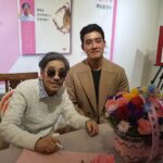 Lee Oi-soo Instagram - 대전 계룡문고에서 이외수의 신간 의 출간 기념 북콘서트가 있었습니다. 사실 지독한 독감으로 거의 사경을 헤매던 상태였습니다. 불과 하루 전까지만 하더라도 춘천 한림성심병원 응급실에서 혈액검사와 엑스레이를 찍어본 뒤로 입원치료가 불가피하다는 진단을 내린 상태였습니다. 하지만 한 달 전부터 벼르던 행사였습니다. 연수생들과 독자분들을 실망시킬 수는 없었습니다. 담당 교수님께 사정을 말씀드리고 외출형식으로라로 행사를 치를 수 있도록 해 달라고 부탁드렸습니다. 담당교수님께서 그럼 몇 가지 정밀검사를 더 해보자고 말씀하셨습니다. 혈액검사를 2번 더 거치고 엑스레이를 2번 더 찍고 CT검사까지 거친 다음 마침내 약으로 응급처방을 한 다음 사흘 후에 외래진료를 받는다는 조건으로 행사에 임할 수 있었습니다. 행사장에는 이미 많은 분들이 자리를 차지한 채 기다리고 있었습니다. 제가 나타나는 시간이 지연되자 밴드죠가 무반주로 관객들에게 열창을 들려 주고 있는 중이었습니다. 저는 우레와 같은 박수를 받으며 등장했지만 약기운과 감기기운으로 정신이 혼미한 상태였습니다. 행사는 김영철 박사께서 질문을 받아 제게 전달하고 제가 답변하는 형식으로 진행되었습니다. 지금은 무슨 말을 어떻게 했는지 전혀 기억이 나지 않습니다. 다만 어느 분께서 콧수염을 깎으실 생각은 없으시냐고 물었을 때 스님들께서 머리를 기르시면 제가 콧수염을 깎겠노라고 답변했던 사실만 기억합니다. 아무래도 몸 상태가 엉망이어서 몹시 버벅거린 걸로 기억하는데 행사가 잘 치루어졌다는 후일담이 들려와서 접대용 멘트겠거니 하면서도 다소 안도감을 느꼈습니다. 행사를 준비해 주신 분들과 행사에 참석해 주신 분들께 깊은 존경과 감사를 표합니다. 다행히 건강상태는 놀라울 정도로 빠르게 회복되고 있는 중입니다. 걱정을 끼쳐드려 대단히 죄송합니다.