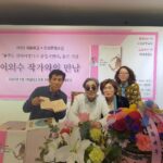 Lee Oi-soo Instagram - 대전 계룡문고에서 이외수의 신간 의 출간 기념 북콘서트가 있었습니다. 사실 지독한 독감으로 거의 사경을 헤매던 상태였습니다. 불과 하루 전까지만 하더라도 춘천 한림성심병원 응급실에서 혈액검사와 엑스레이를 찍어본 뒤로 입원치료가 불가피하다는 진단을 내린 상태였습니다. 하지만 한 달 전부터 벼르던 행사였습니다. 연수생들과 독자분들을 실망시킬 수는 없었습니다. 담당 교수님께 사정을 말씀드리고 외출형식으로라로 행사를 치를 수 있도록 해 달라고 부탁드렸습니다. 담당교수님께서 그럼 몇 가지 정밀검사를 더 해보자고 말씀하셨습니다. 혈액검사를 2번 더 거치고 엑스레이를 2번 더 찍고 CT검사까지 거친 다음 마침내 약으로 응급처방을 한 다음 사흘 후에 외래진료를 받는다는 조건으로 행사에 임할 수 있었습니다. 행사장에는 이미 많은 분들이 자리를 차지한 채 기다리고 있었습니다. 제가 나타나는 시간이 지연되자 밴드죠가 무반주로 관객들에게 열창을 들려 주고 있는 중이었습니다. 저는 우레와 같은 박수를 받으며 등장했지만 약기운과 감기기운으로 정신이 혼미한 상태였습니다. 행사는 김영철 박사께서 질문을 받아 제게 전달하고 제가 답변하는 형식으로 진행되었습니다. 지금은 무슨 말을 어떻게 했는지 전혀 기억이 나지 않습니다. 다만 어느 분께서 콧수염을 깎으실 생각은 없으시냐고 물었을 때 스님들께서 머리를 기르시면 제가 콧수염을 깎겠노라고 답변했던 사실만 기억합니다. 아무래도 몸 상태가 엉망이어서 몹시 버벅거린 걸로 기억하는데 행사가 잘 치루어졌다는 후일담이 들려와서 접대용 멘트겠거니 하면서도 다소 안도감을 느꼈습니다. 행사를 준비해 주신 분들과 행사에 참석해 주신 분들께 깊은 존경과 감사를 표합니다. 다행히 건강상태는 놀라울 정도로 빠르게 회복되고 있는 중입니다. 걱정을 끼쳐드려 대단히 죄송합니다.