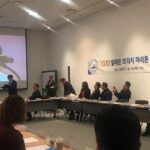 Lee Oi-soo Instagram - 여수의 2020 일레븐브릿지 국제마라톤 조직위원회의 홍보대사 위촉식에 참여하기 위해 잠시 화천을 떠나 있었습니다. 하늘이 아름답고 바다가 아름답고 사람이 아름다운 여수. 맛있는 음식도 많았습니다. 통장어탕, 우럭지리, 새조개 샤브샤브 매생이죽 등으로 포식을 하면서 지금까지 식사가 아닌 사료만 먹고 산 것 같다는 생각까지 했을 정도입니다. 이틀 동안을 여수 비치리조트 대표님께서 희사한 이외수 집필실에 머물러 있었습니다. 대표님의 선배 되시는 분께서 저를 로 안내 하셔서 링거와 태반주사로 치료해 주셨습니다. 놀랍게도 기운이 충천해서 당일날은 밤새도록 한잠도 못 자고 아침까지 청소만 열심히 했습니다. 하지만 돌아오는 도중에 우라질놈의 감기가 다시 도져서 끊임없이 기침과 가래에 시달려야 했습니다. 화천집필실로 무사귀환은 했지만 현재 기분은 최악입니다. 기침 가래는 여전하고 관절이라는 관절은 모조리 쇠망치로 짓이겨지는 듯 쑤십니다. 계속 약을 복용하고 있으나 기침 가래는 전혀 물러갈 기미를 보이지 않습니다. 자꾸만 욕이 치밀어 오릅니다. 나보다 인간성 더러운 존재로 간주되는 인간이 앞에 있다면 년놈을 가리지 않고 아구창을 한대 날려 버리고 싶습니다. 자꾸만 욕설이 치밀어 오릅니다. 띠버럴!